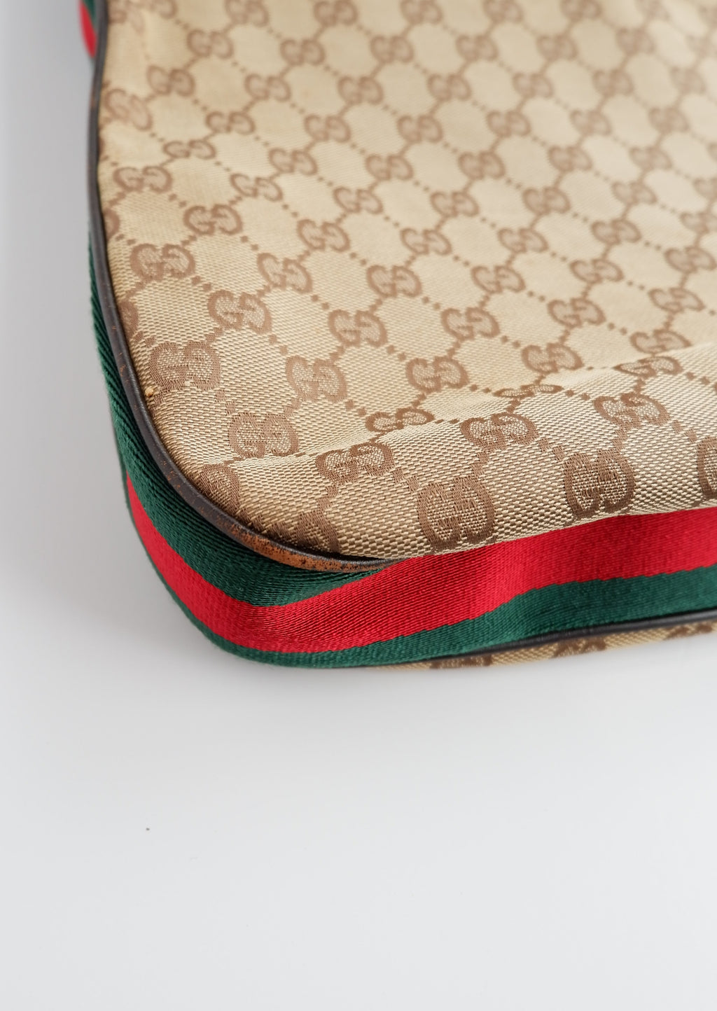Authentique sac bandoulière Gucci d'occasion avec imprimé GG et bande Web