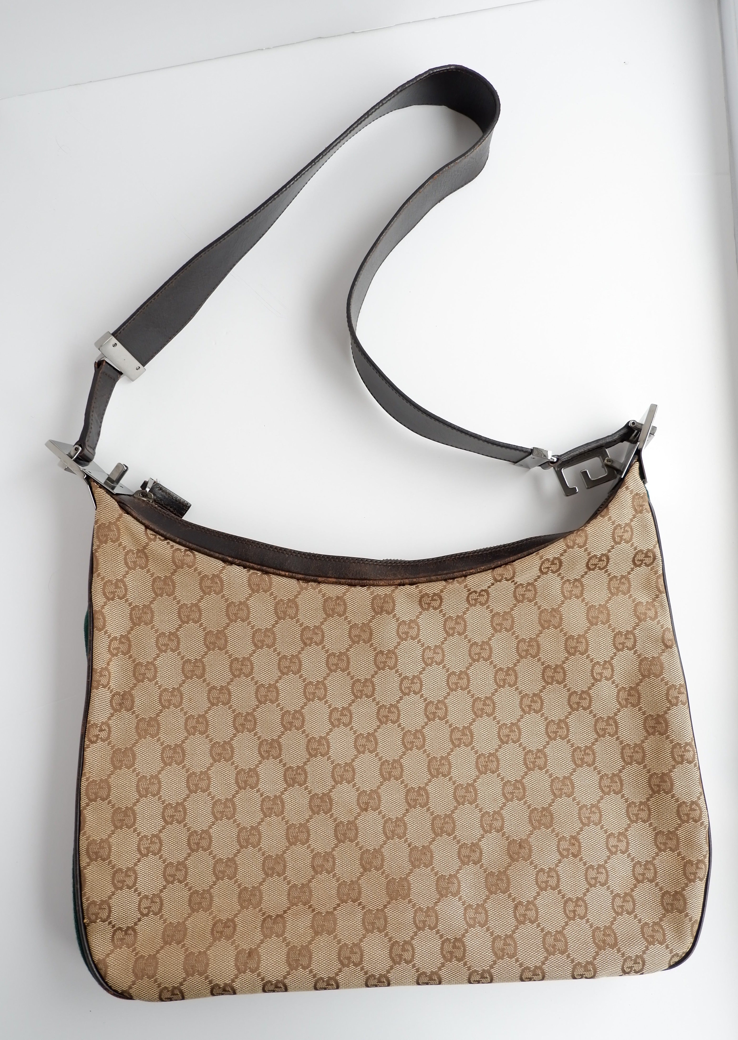 Authentique sac bandoulière Gucci d'occasion avec imprimé GG et bande Web