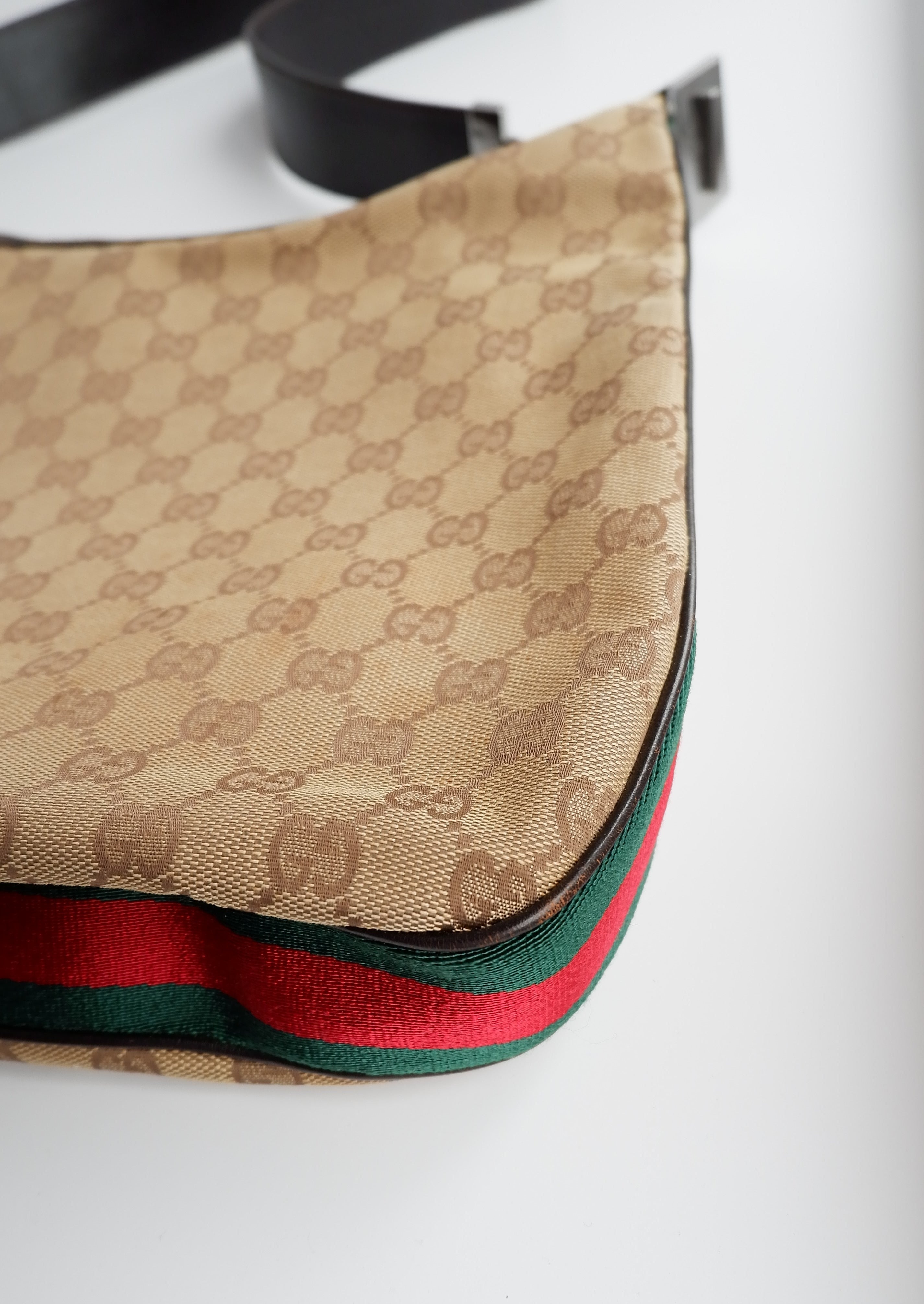 Authentique sac bandoulière Gucci d'occasion avec imprimé GG et bande Web