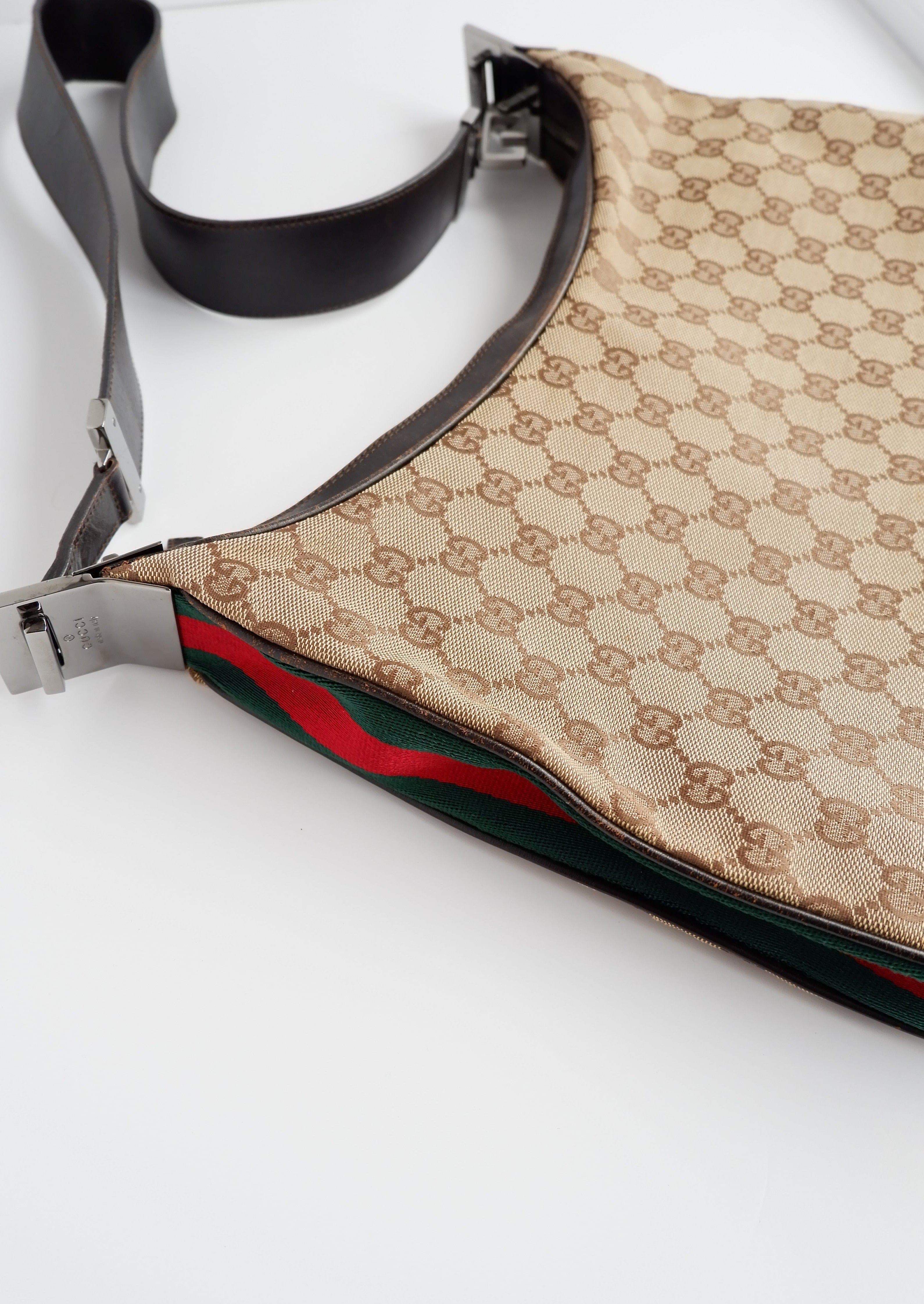Authentique sac bandoulière Gucci d'occasion avec imprimé GG et bande Web
