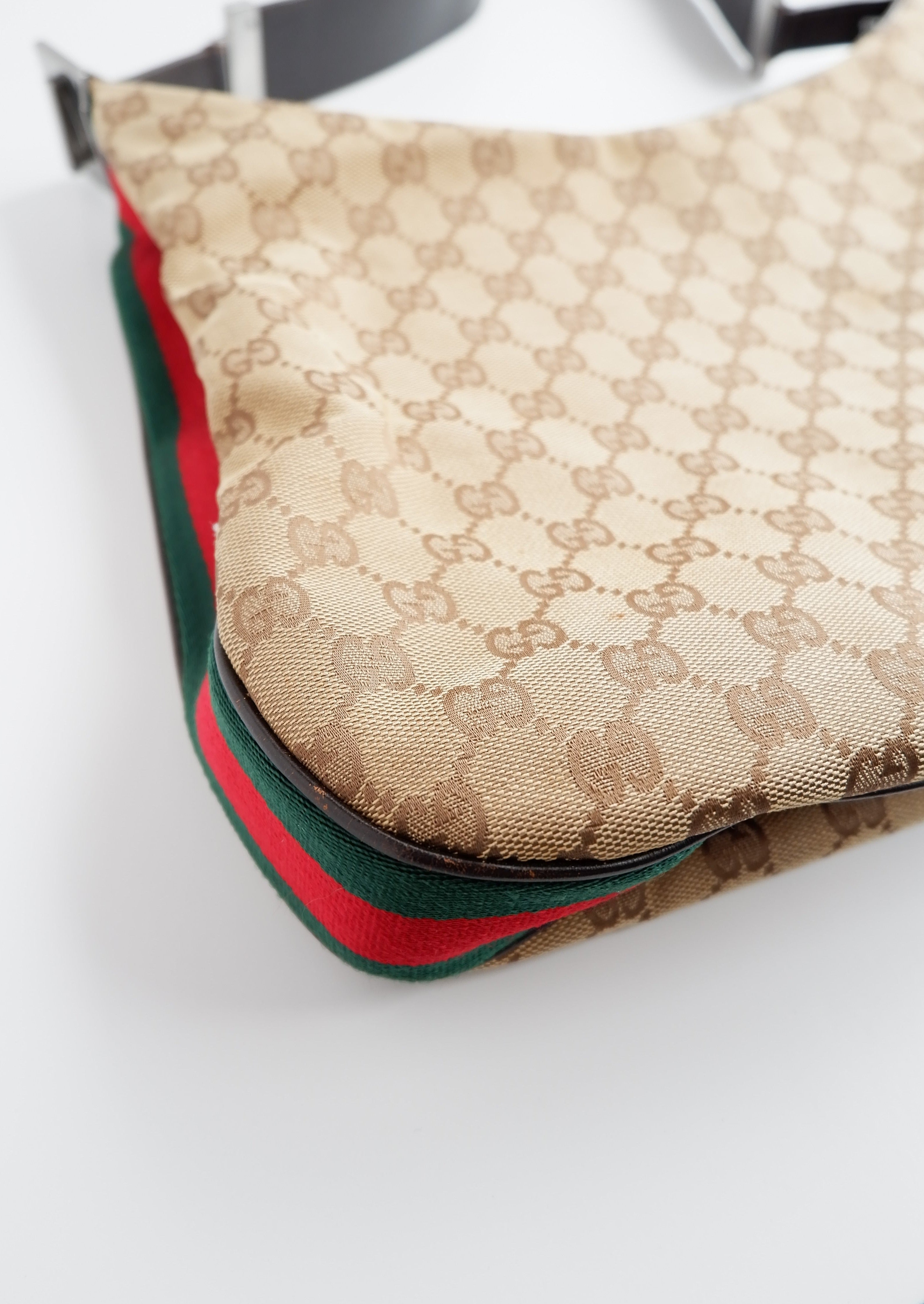 Authentique sac bandoulière Gucci d'occasion avec imprimé GG et bande Web