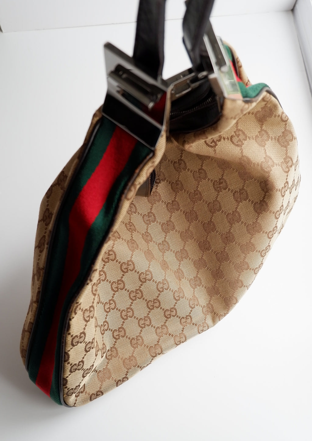 Authentique sac bandoulière Gucci d'occasion avec imprimé GG et bande Web
