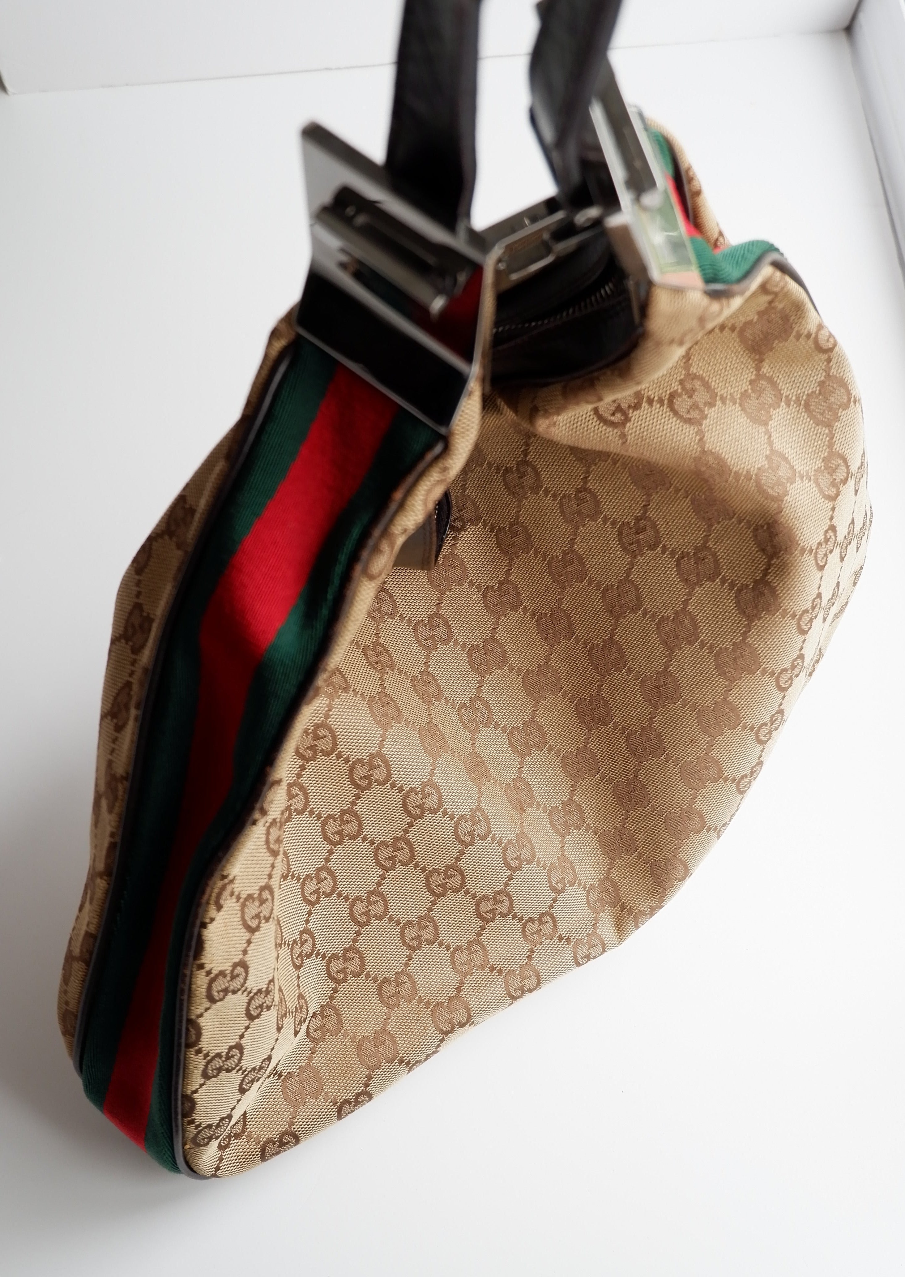 Authentique sac bandoulière Gucci d'occasion avec imprimé GG et bande Web