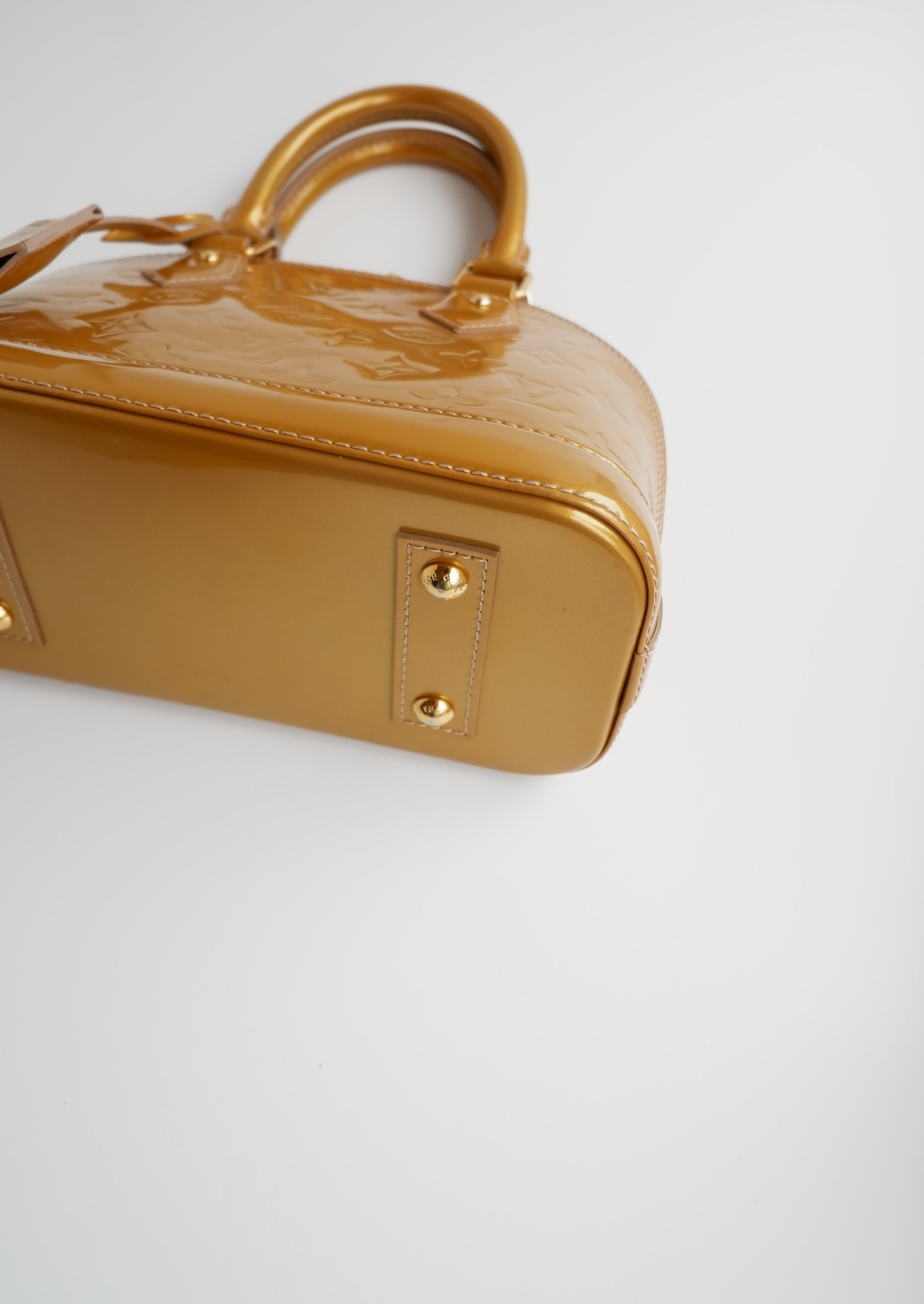 Authentique sac Louis Vuitton Monogram Gold Vernis Alma BB d'occasion