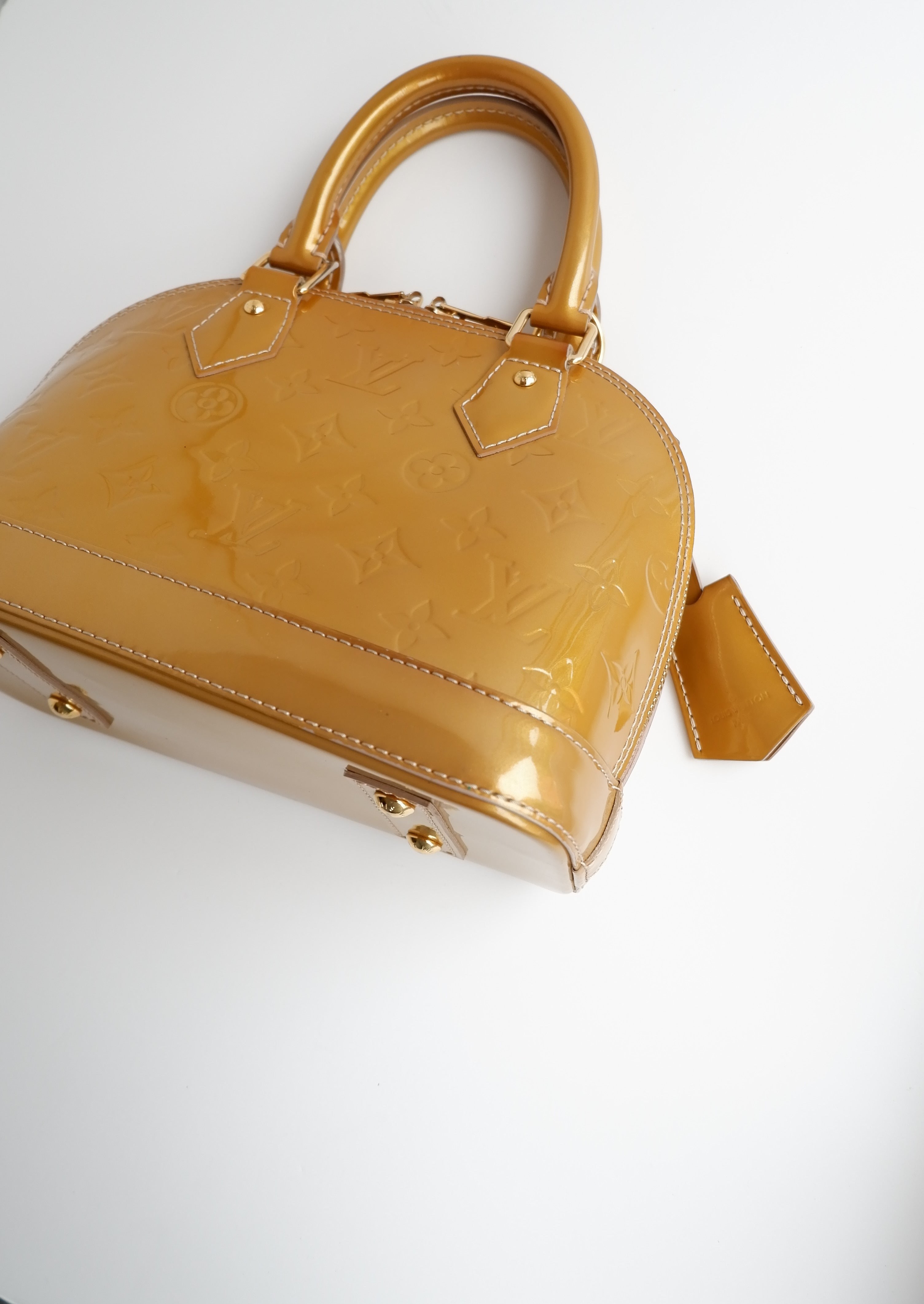 Authentique sac Louis Vuitton Monogram Gold Vernis Alma BB d'occasion