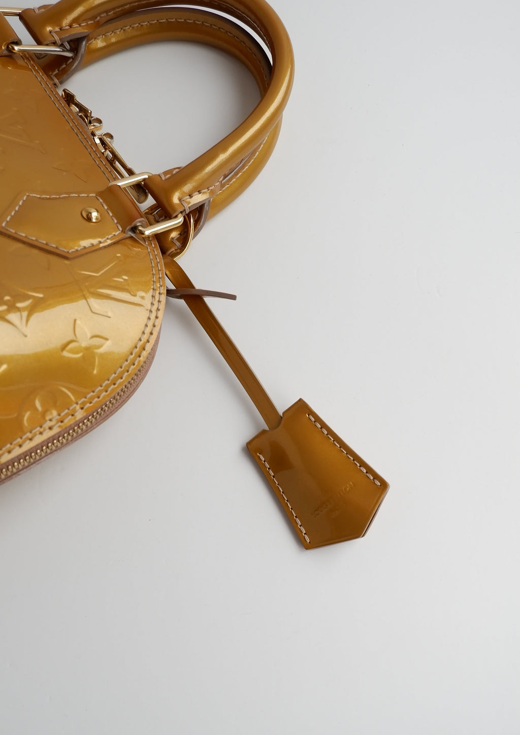 Authentique sac Louis Vuitton Monogram Gold Vernis Alma BB d'occasion
