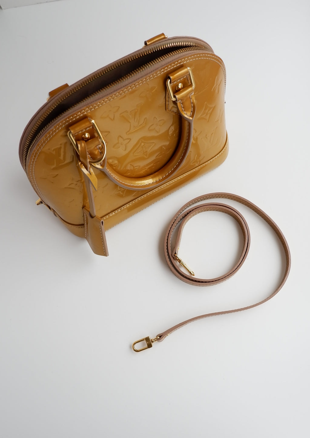 Authentique sac Louis Vuitton Monogram Gold Vernis Alma BB d'occasion