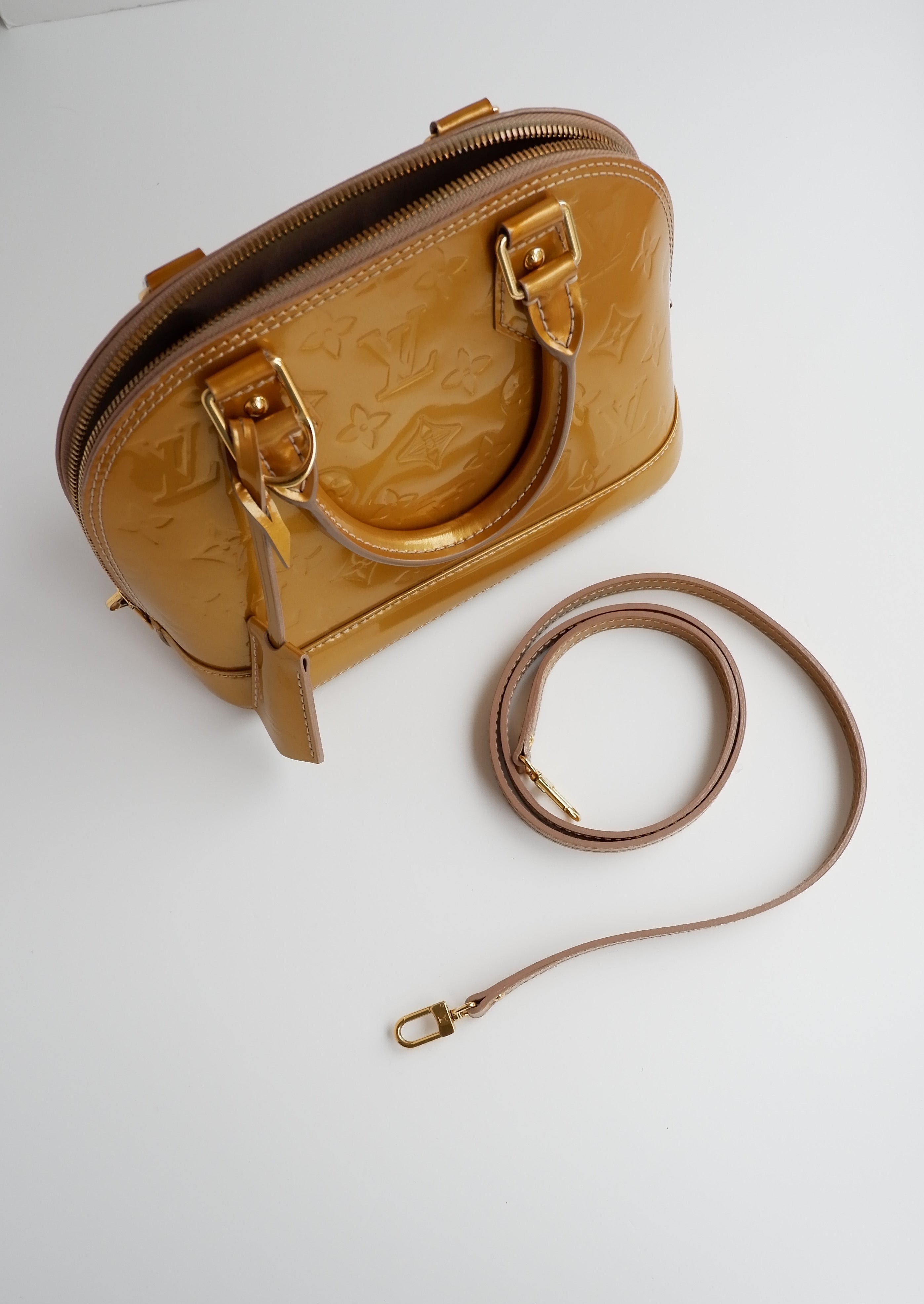 Authentique sac Louis Vuitton Monogram Gold Vernis Alma BB d'occasion