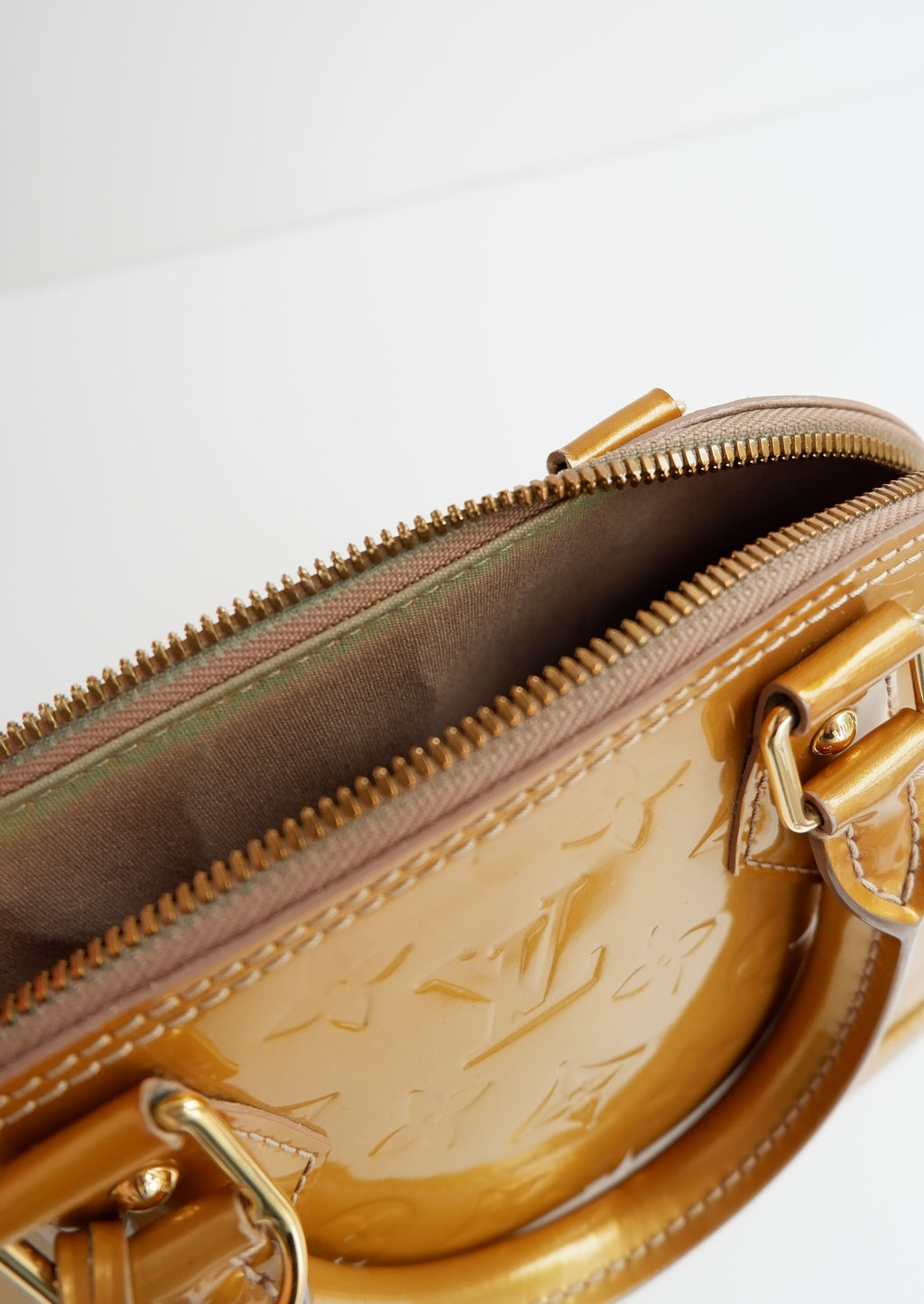 Authentique sac Louis Vuitton Monogram Gold Vernis Alma BB d'occasion