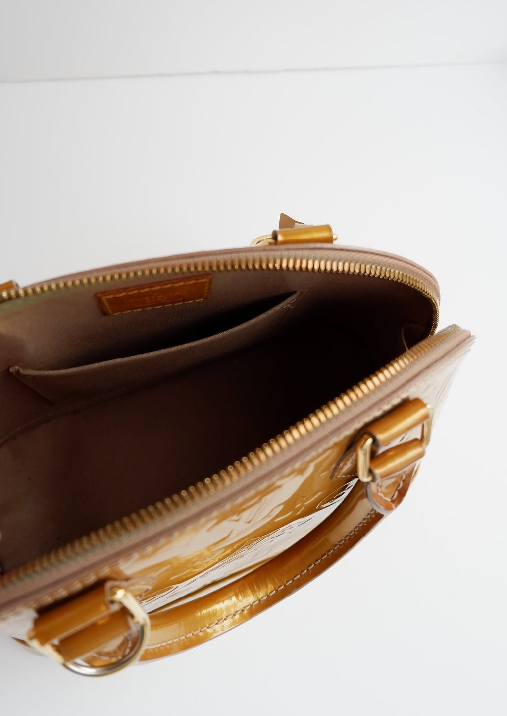 Authentique sac Louis Vuitton Monogram Gold Vernis Alma BB d'occasion