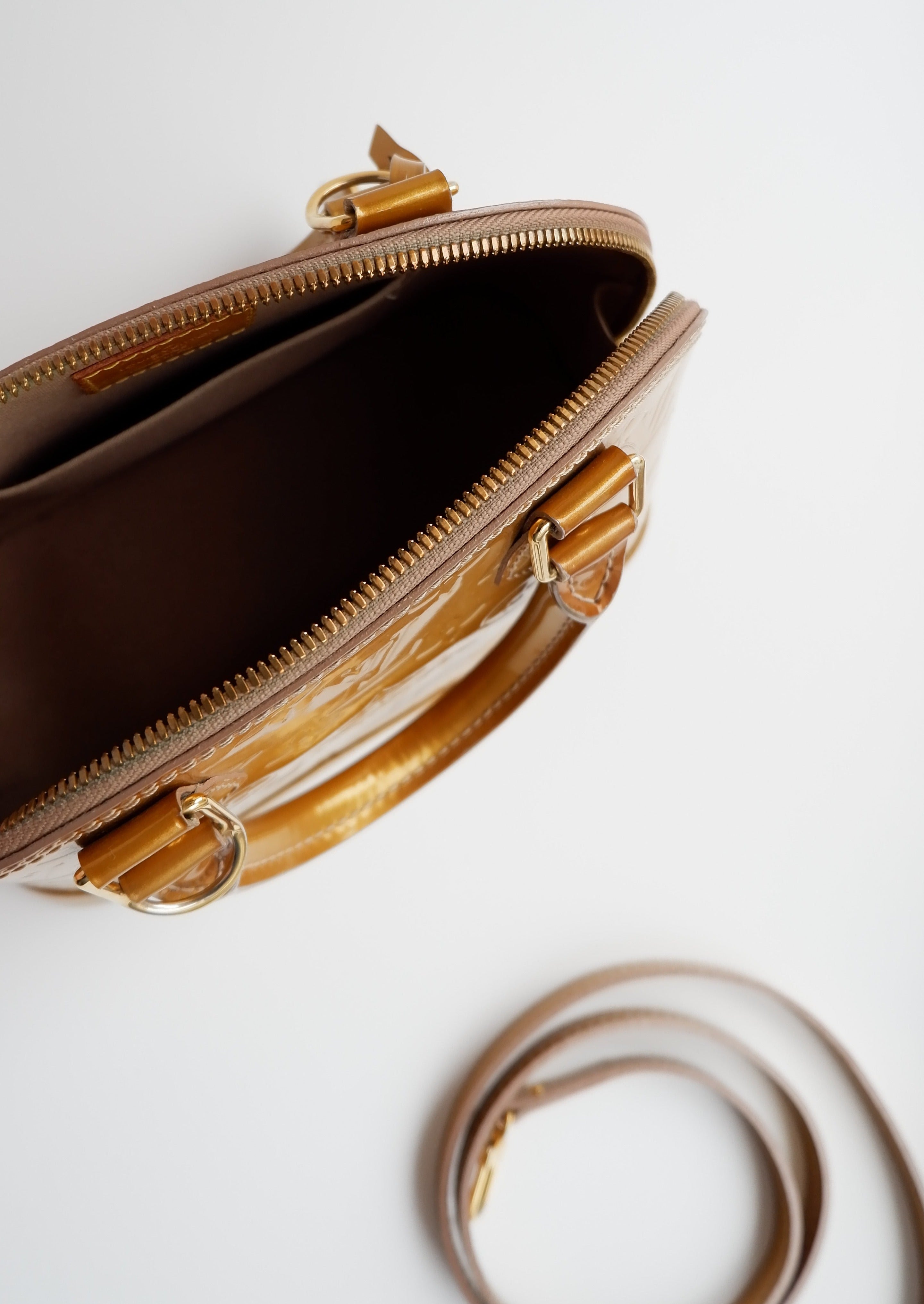 Authentique sac Louis Vuitton Monogram Gold Vernis Alma BB d'occasion