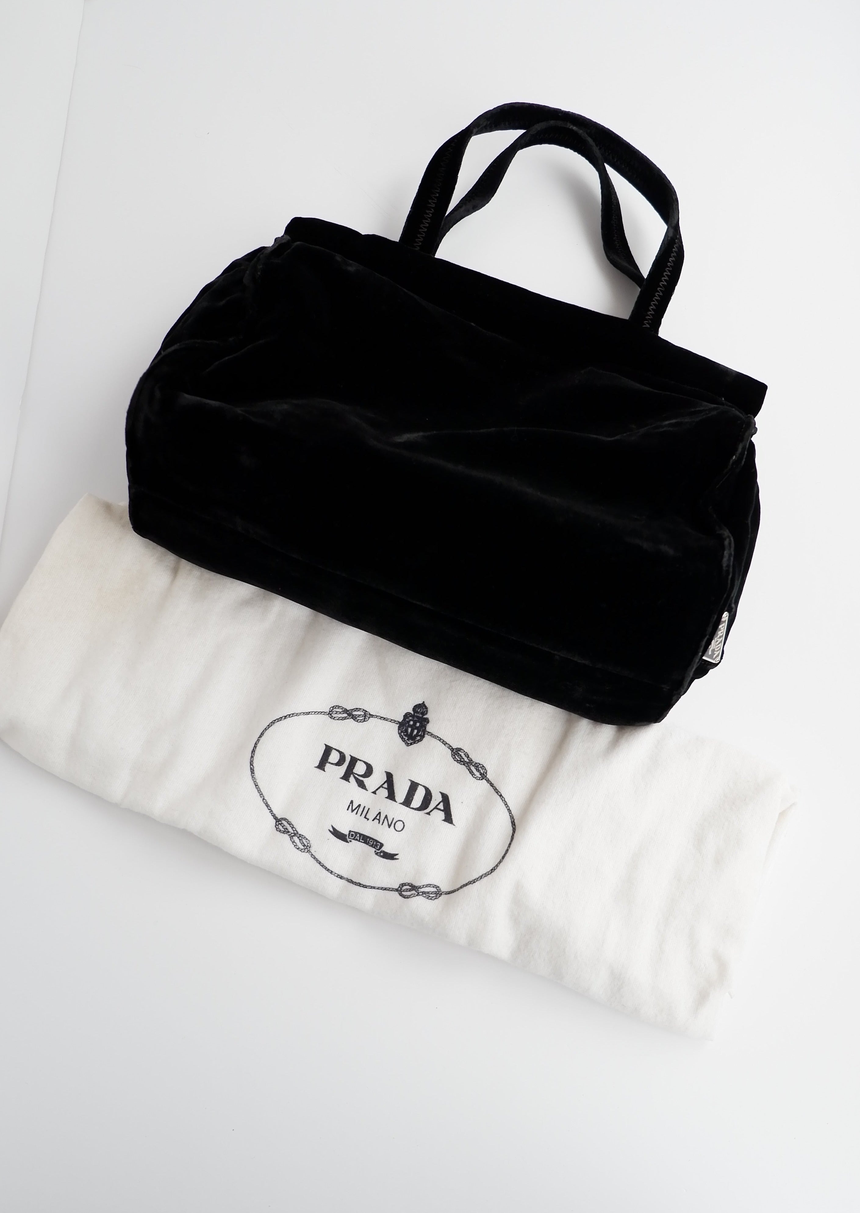 Sac à main Prada en velours noir d'occasion authentique