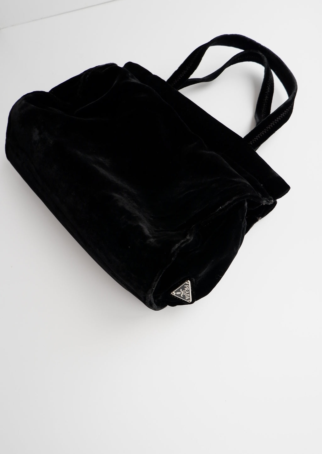 Sac à main Prada en velours noir d'occasion authentique
