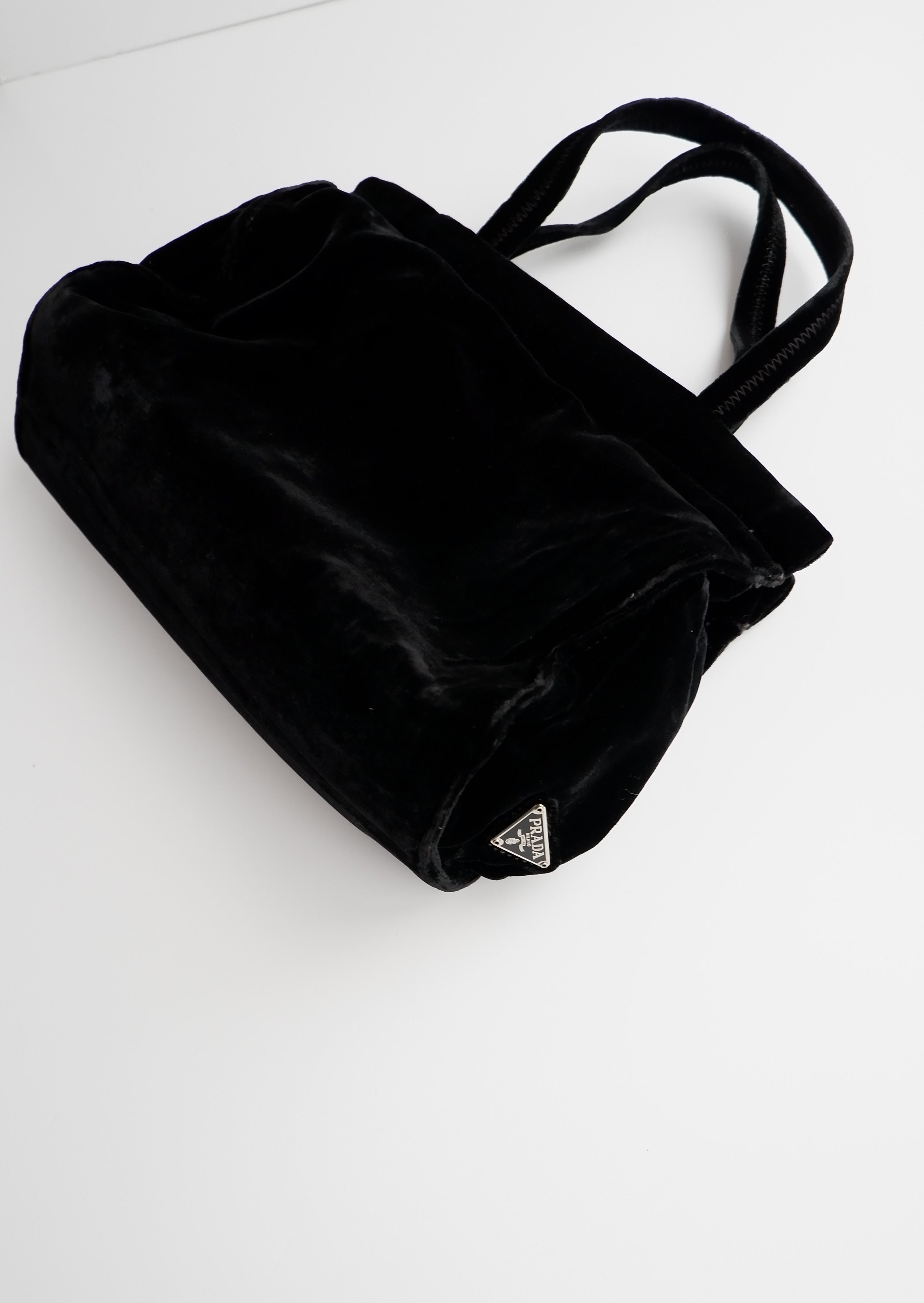 Sac à main Prada en velours noir d'occasion authentique