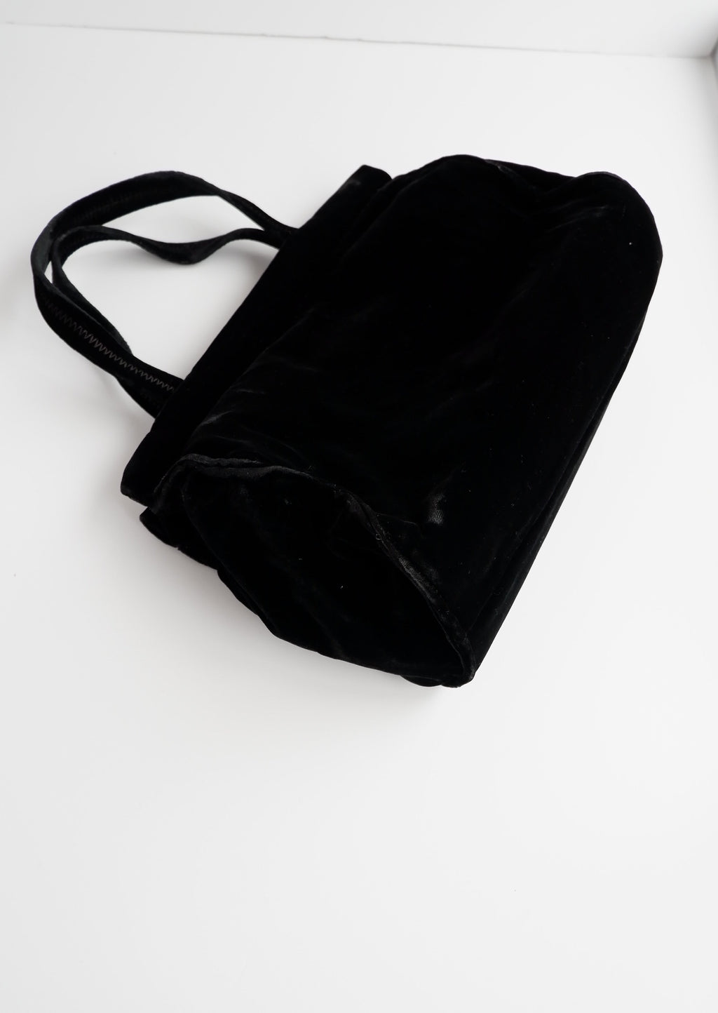 Sac à main Prada en velours noir d'occasion authentique
