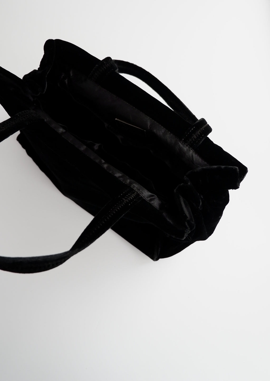 Sac à main Prada en velours noir d'occasion authentique