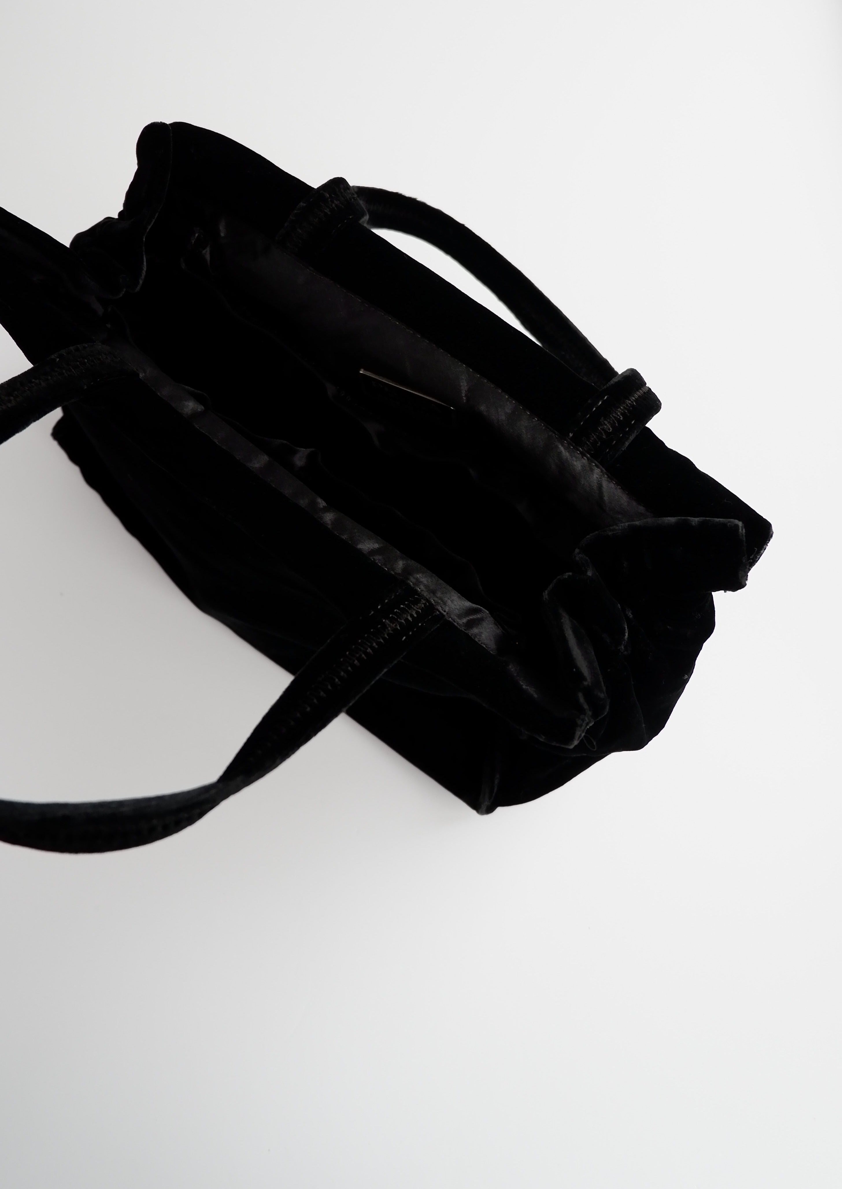 Sac à main Prada en velours noir d'occasion authentique