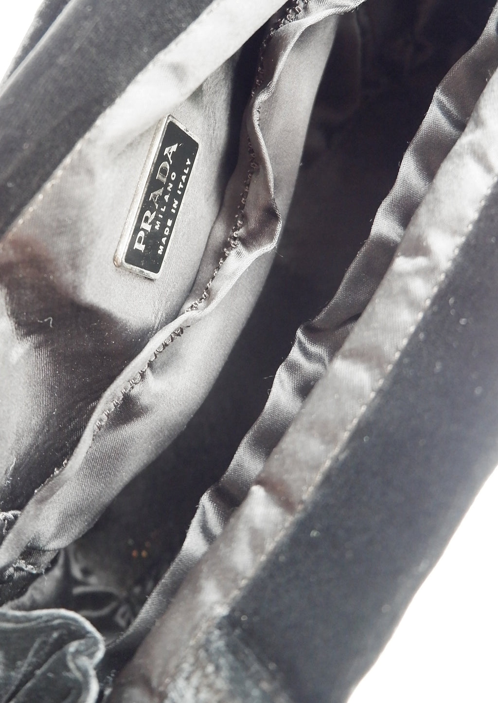 Sac à main Prada en velours noir d'occasion authentique