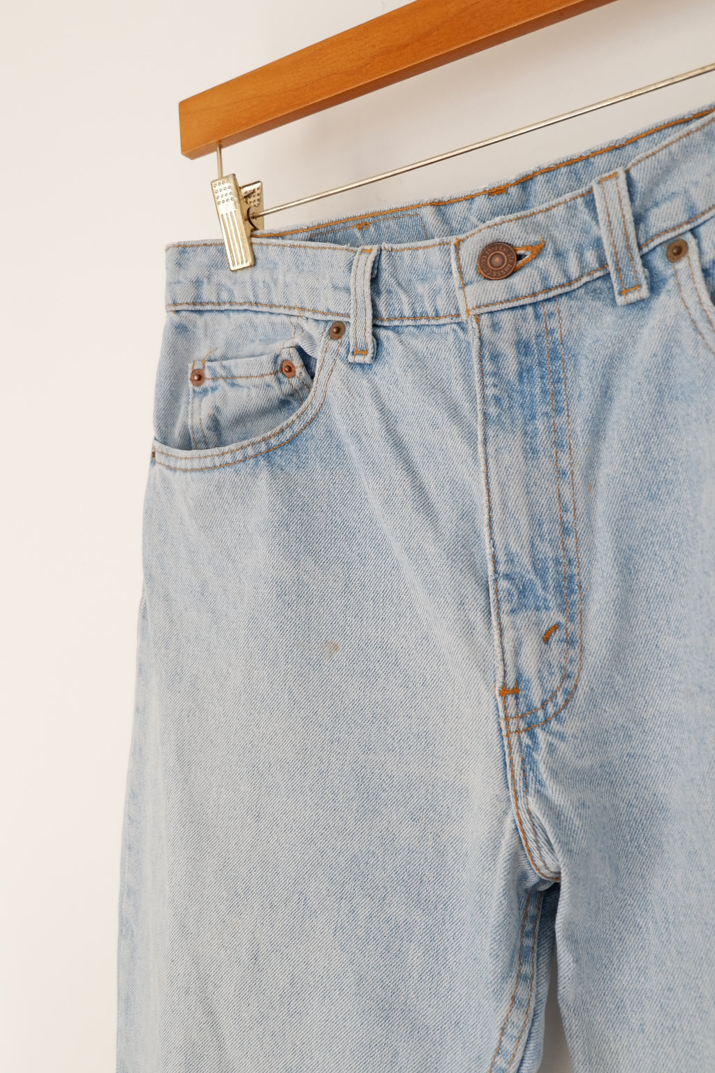 Levis Vintage 550 Light Wash Relaxed Fit Tapered Leg Jeans - 31