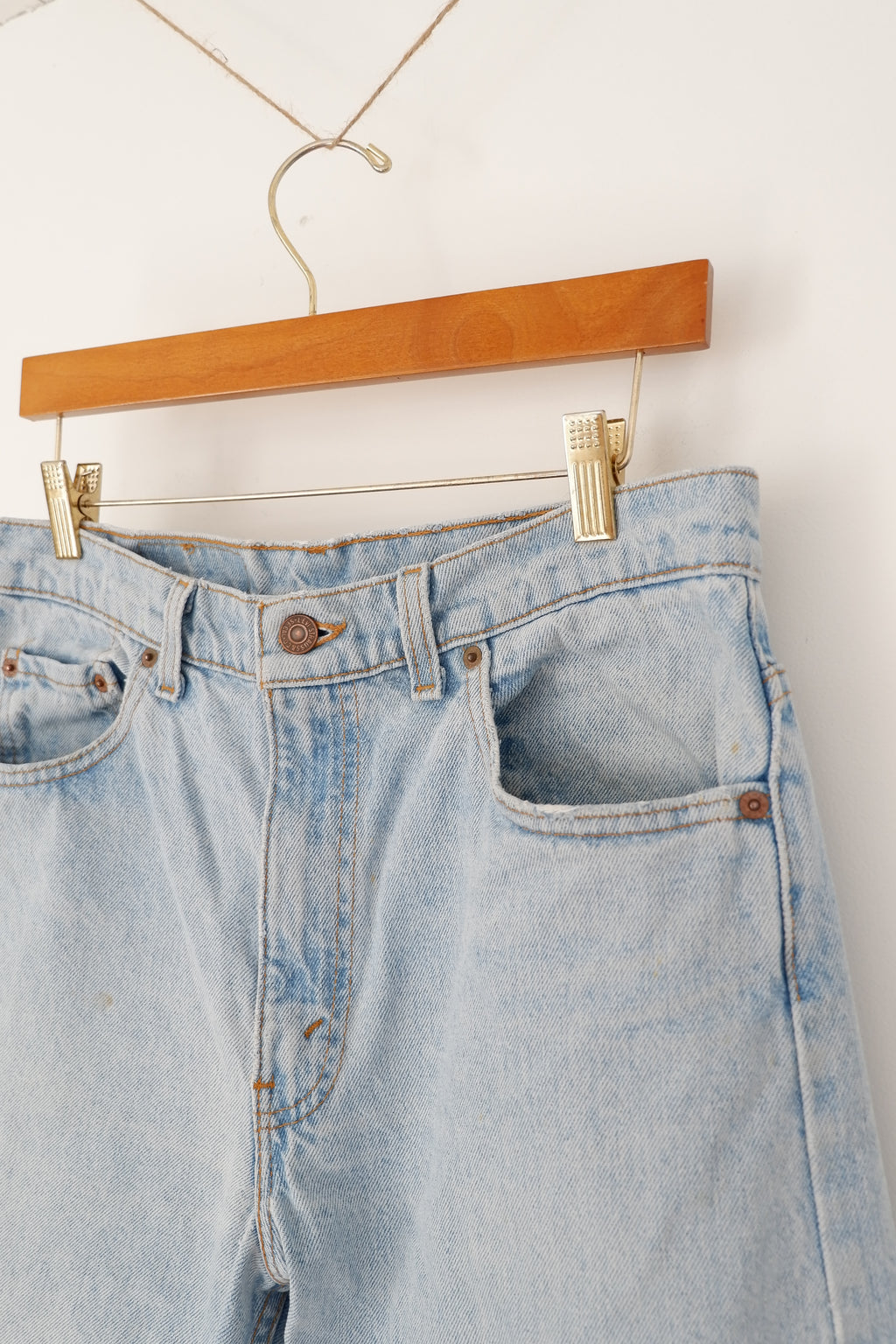 Levis Vintage 550 Light Wash Relaxed Fit Tapered Leg Jeans - 31
