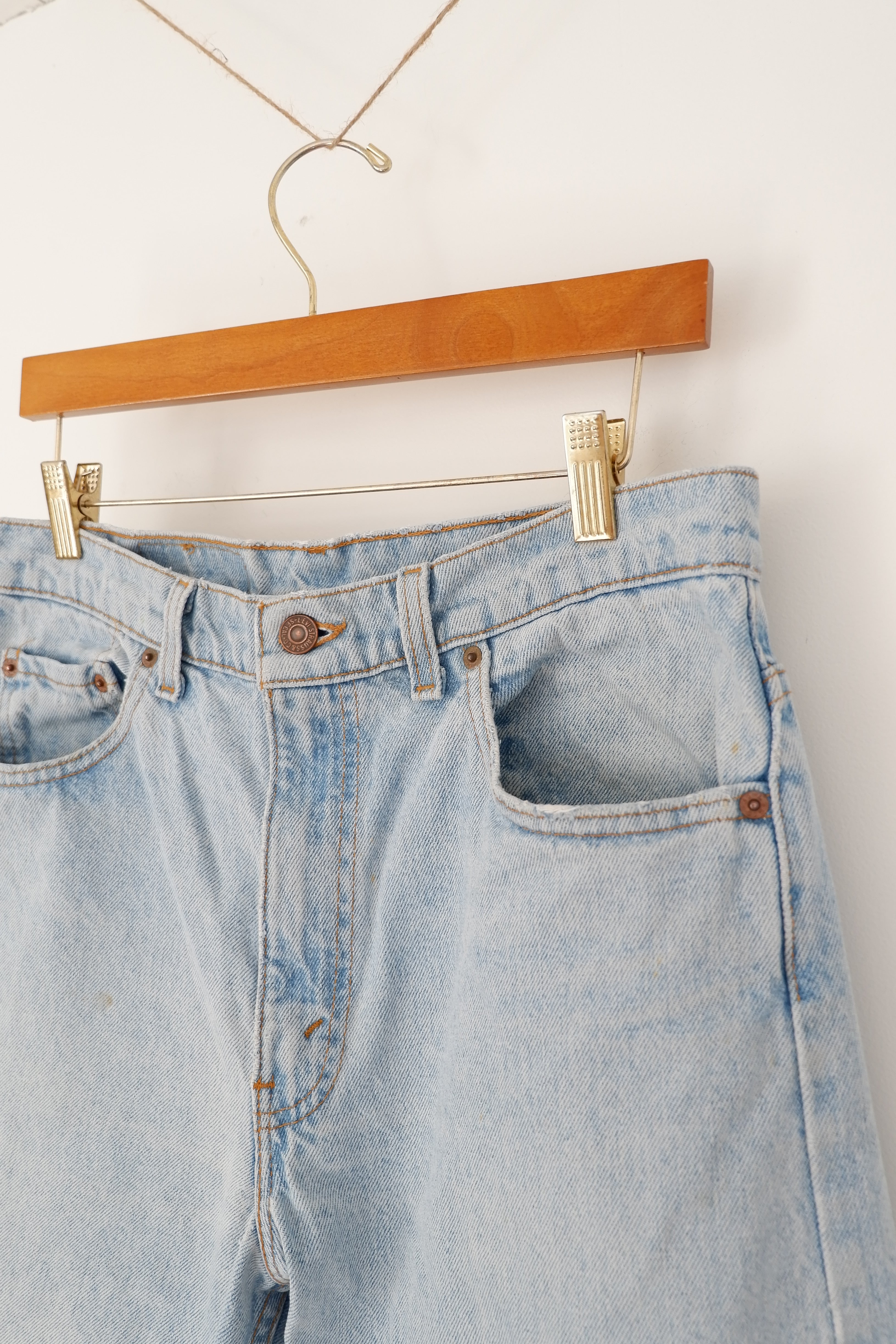 Levis Vintage 550 Light Wash Relaxed Fit Tapered Leg Jeans - 31