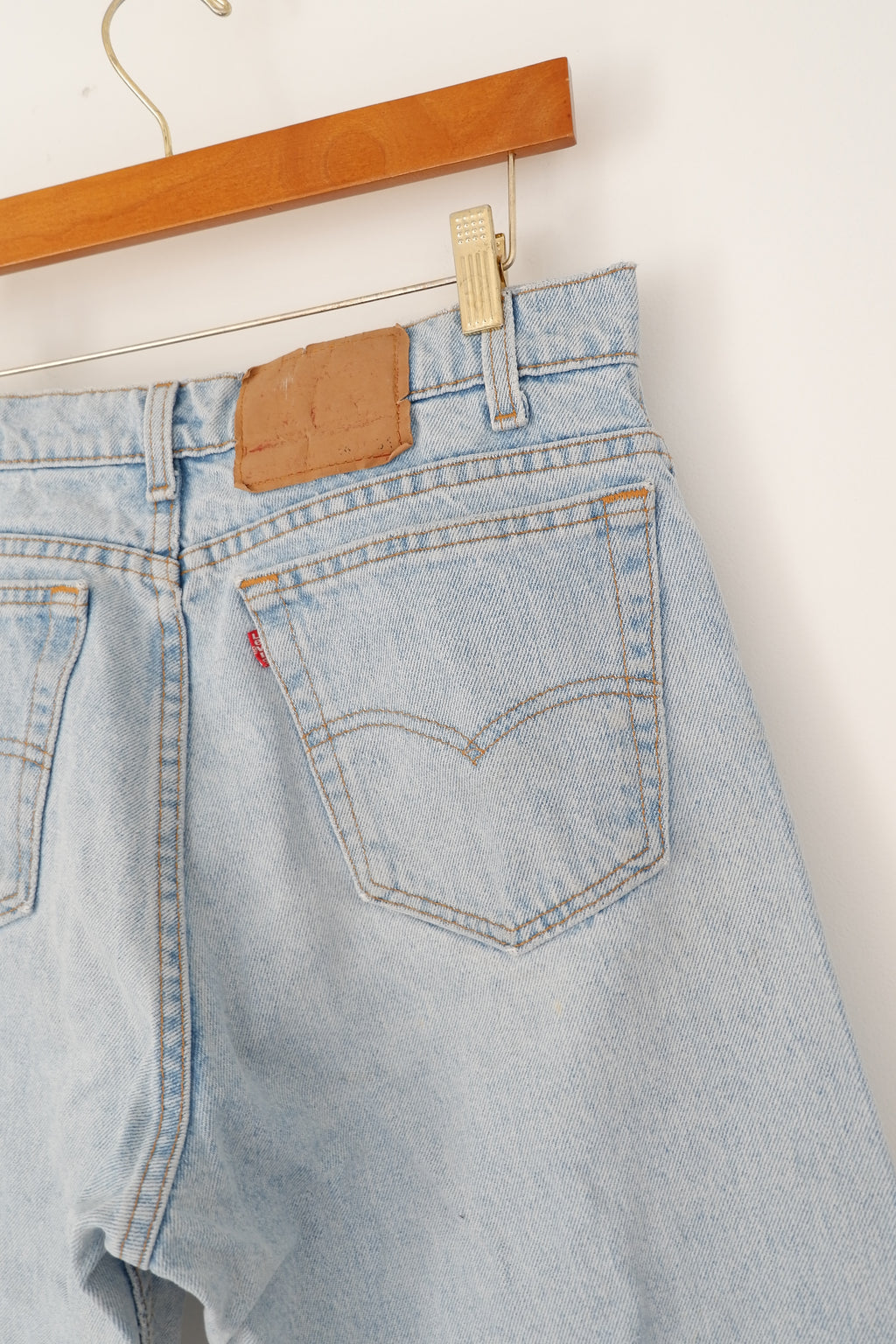 Levis Vintage 550 Light Wash Relaxed Fit Tapered Leg Jeans - 31