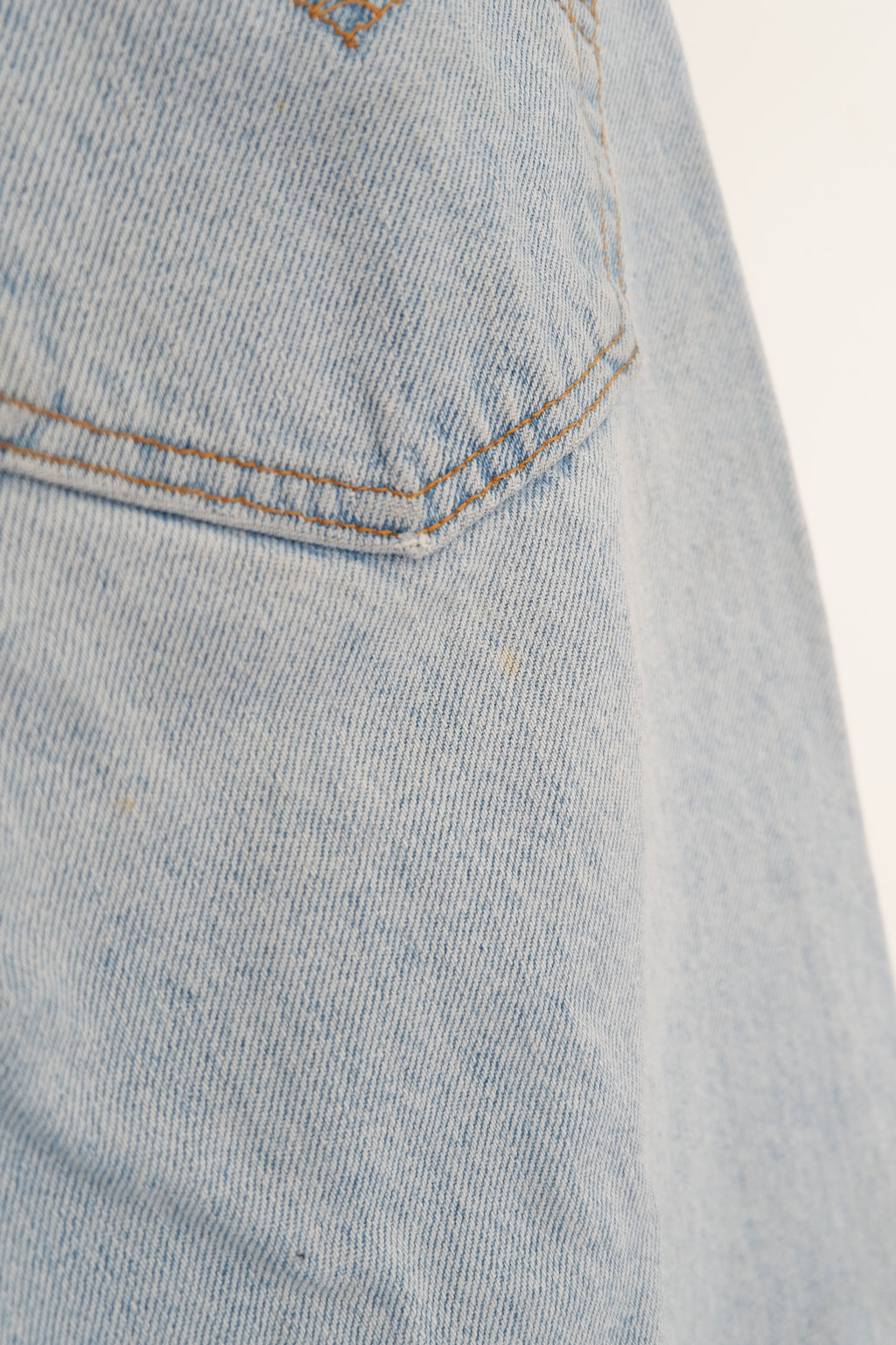 Levis Vintage 550 Light Wash Relaxed Fit Tapered Leg Jeans - 31