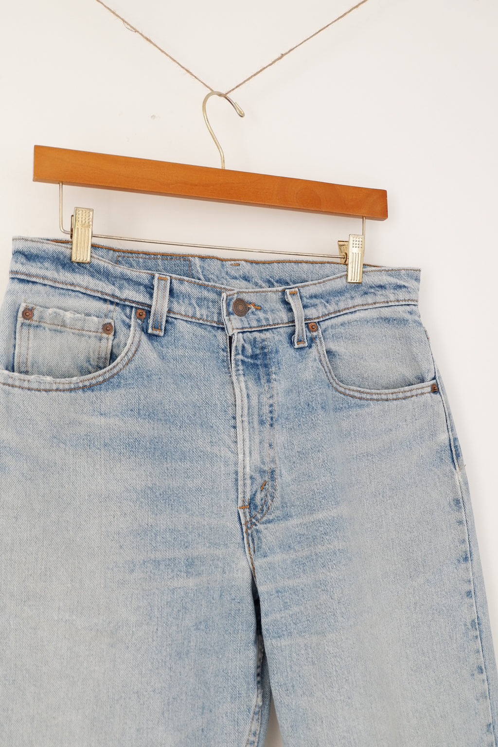 Levis Vintage 550 Light Wash Relaxed Fit Tapered Leg Jeans - 33
