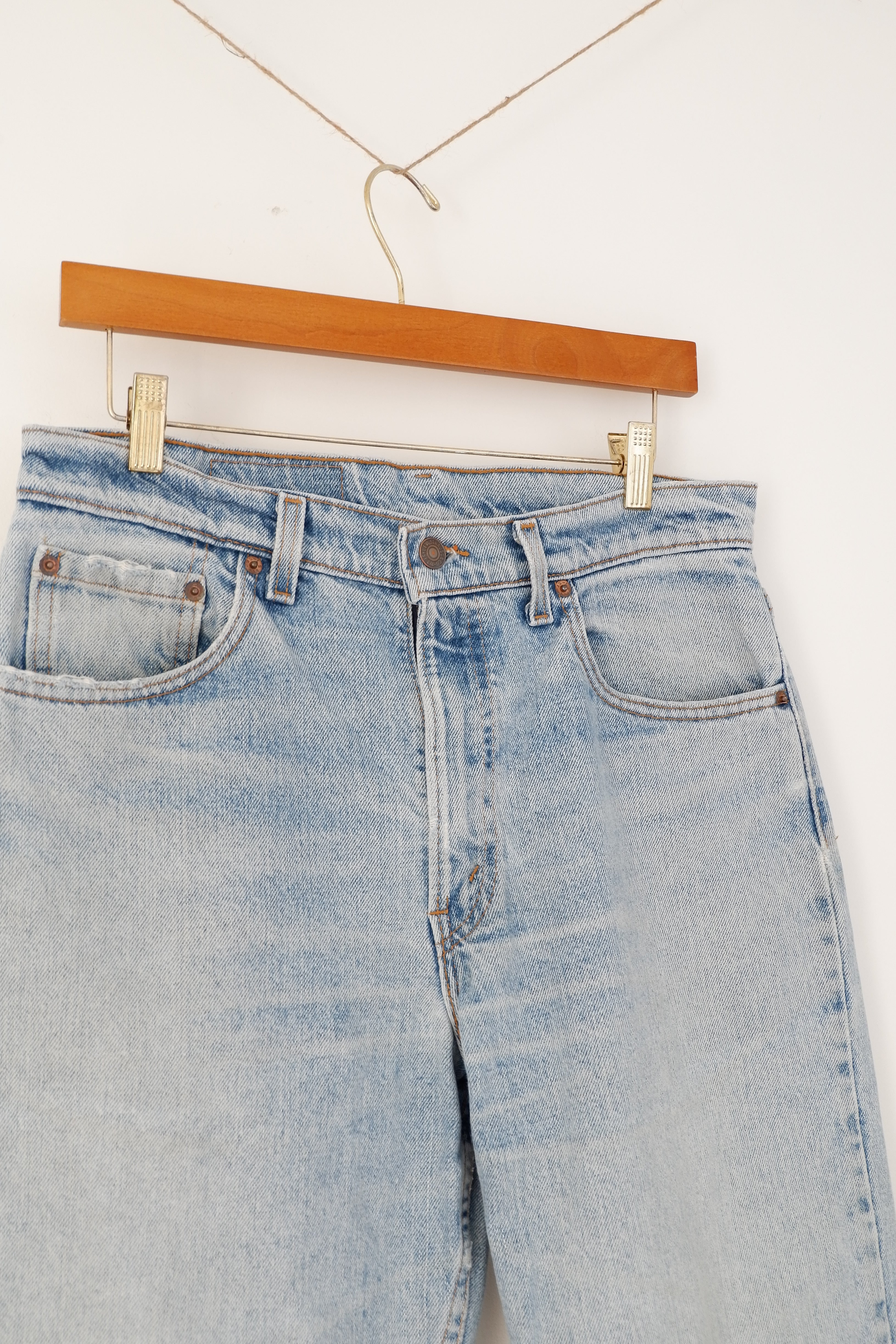 Levis Vintage 550 Light Wash Relaxed Fit Tapered Leg Jeans - 33