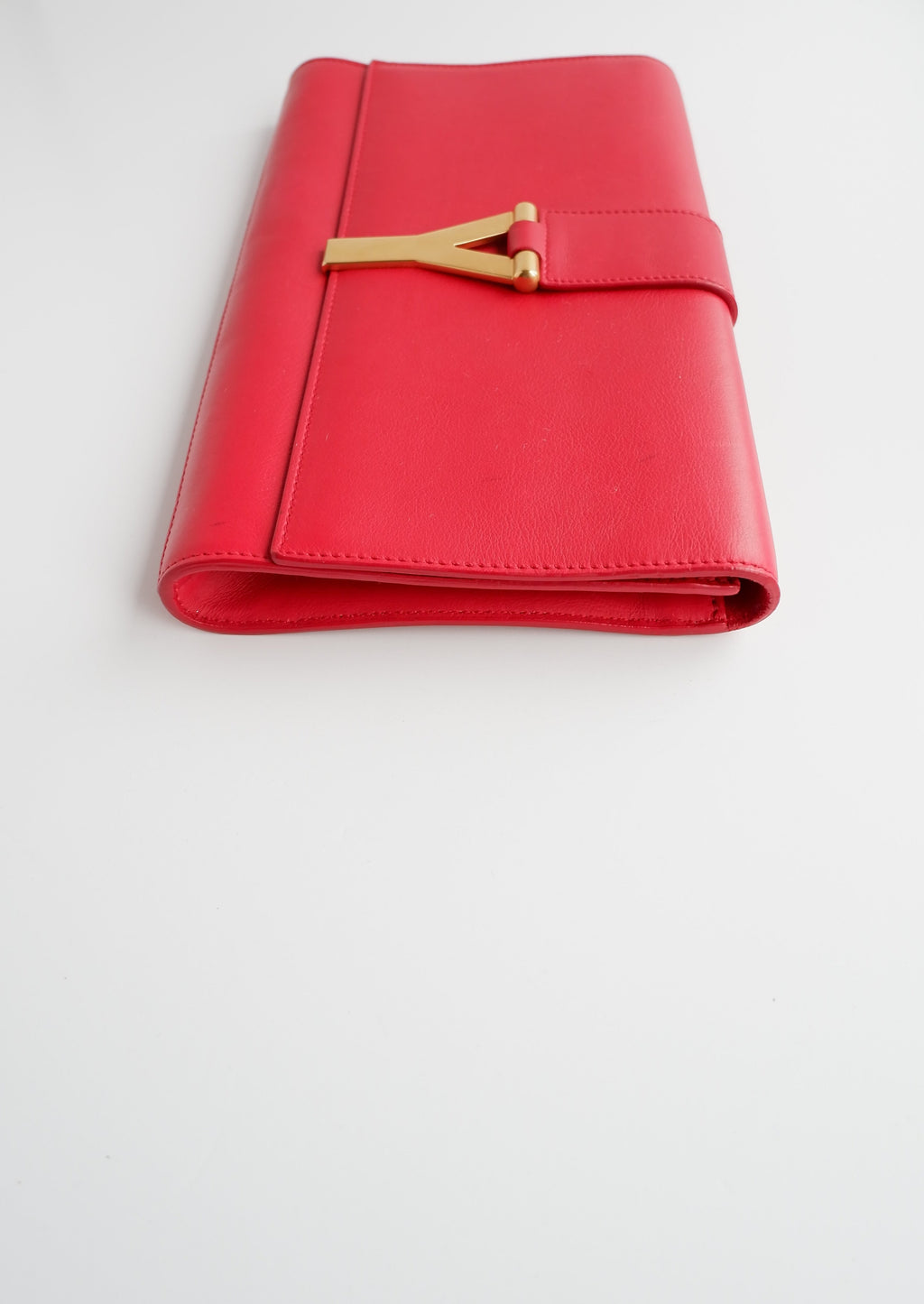 Pochette Saint Laurent authentique d'occasion en cuir rouge