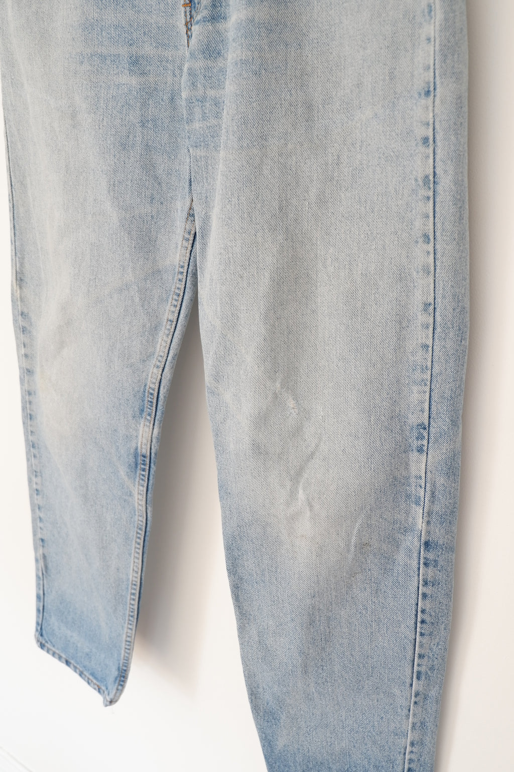 Levis Vintage 550 Light Wash Relaxed Fit Tapered Leg Jeans - 33
