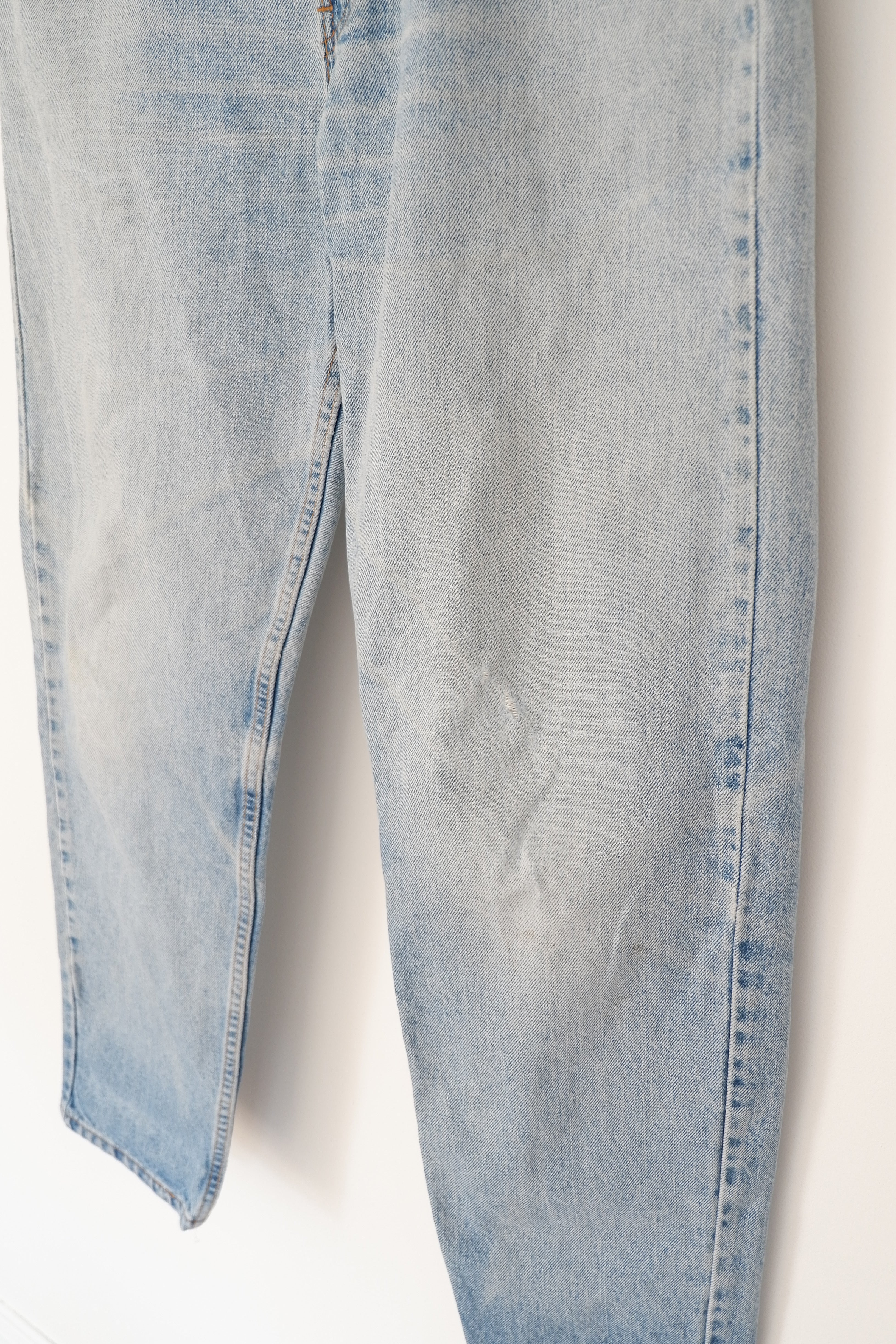 Levis Vintage 550 Light Wash Relaxed Fit Tapered Leg Jeans - 33