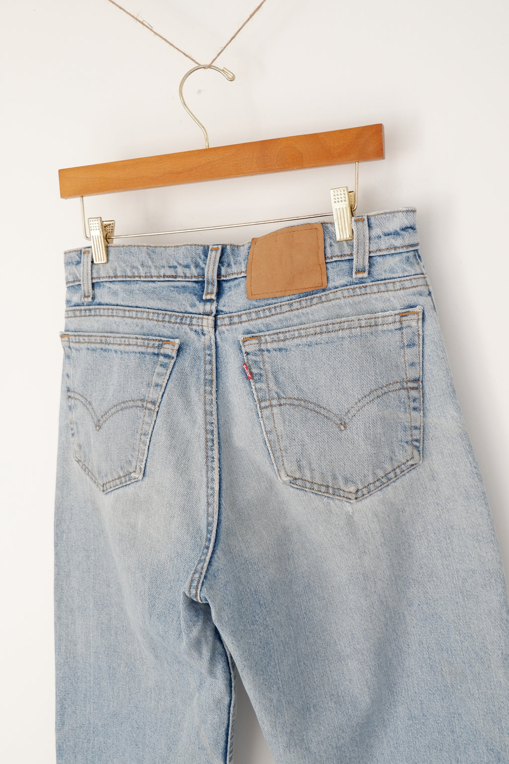 Levis Vintage 550 Light Wash Relaxed Fit Tapered Leg Jeans - 33