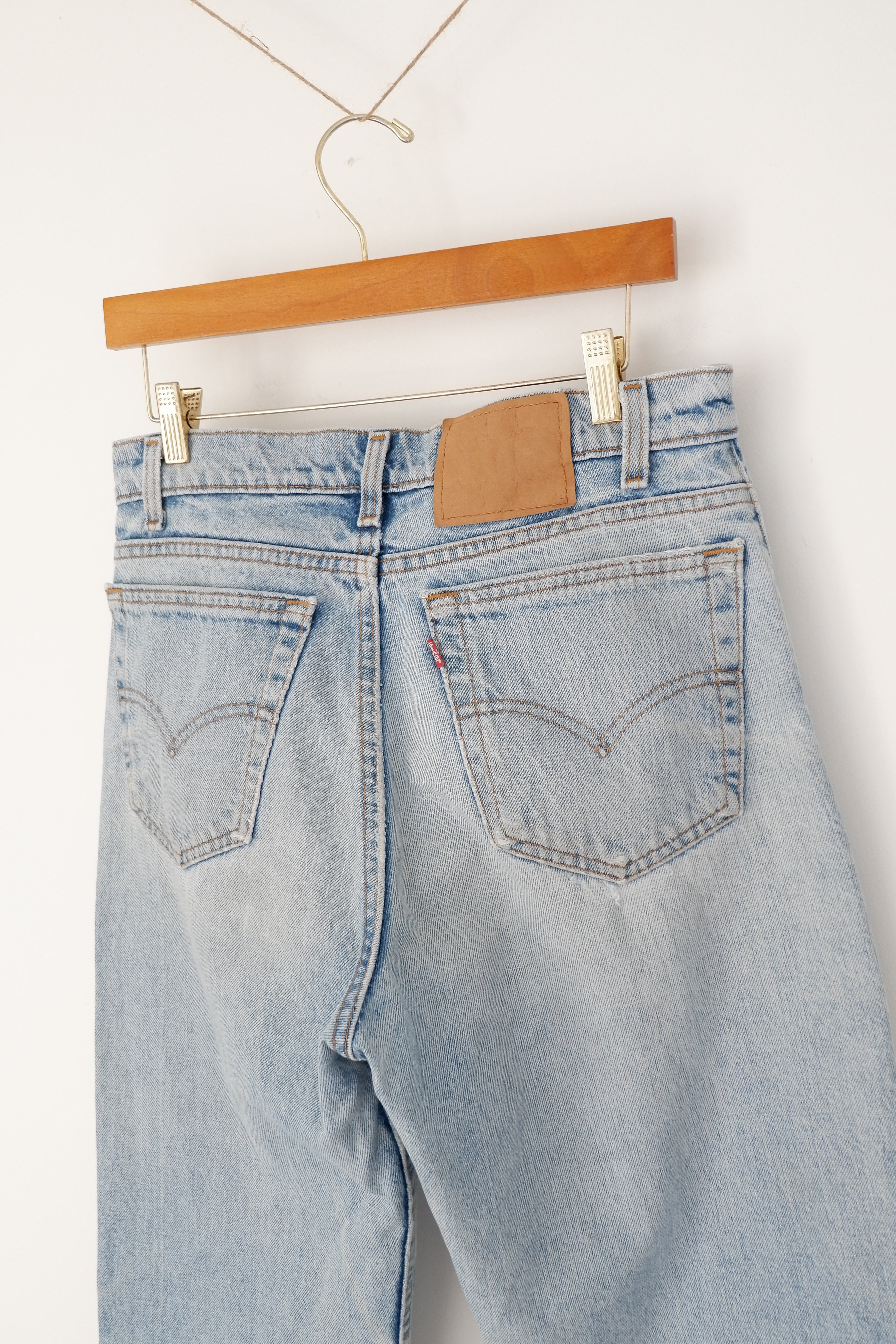 Levis Vintage 550 Light Wash Relaxed Fit Tapered Leg Jeans - 33