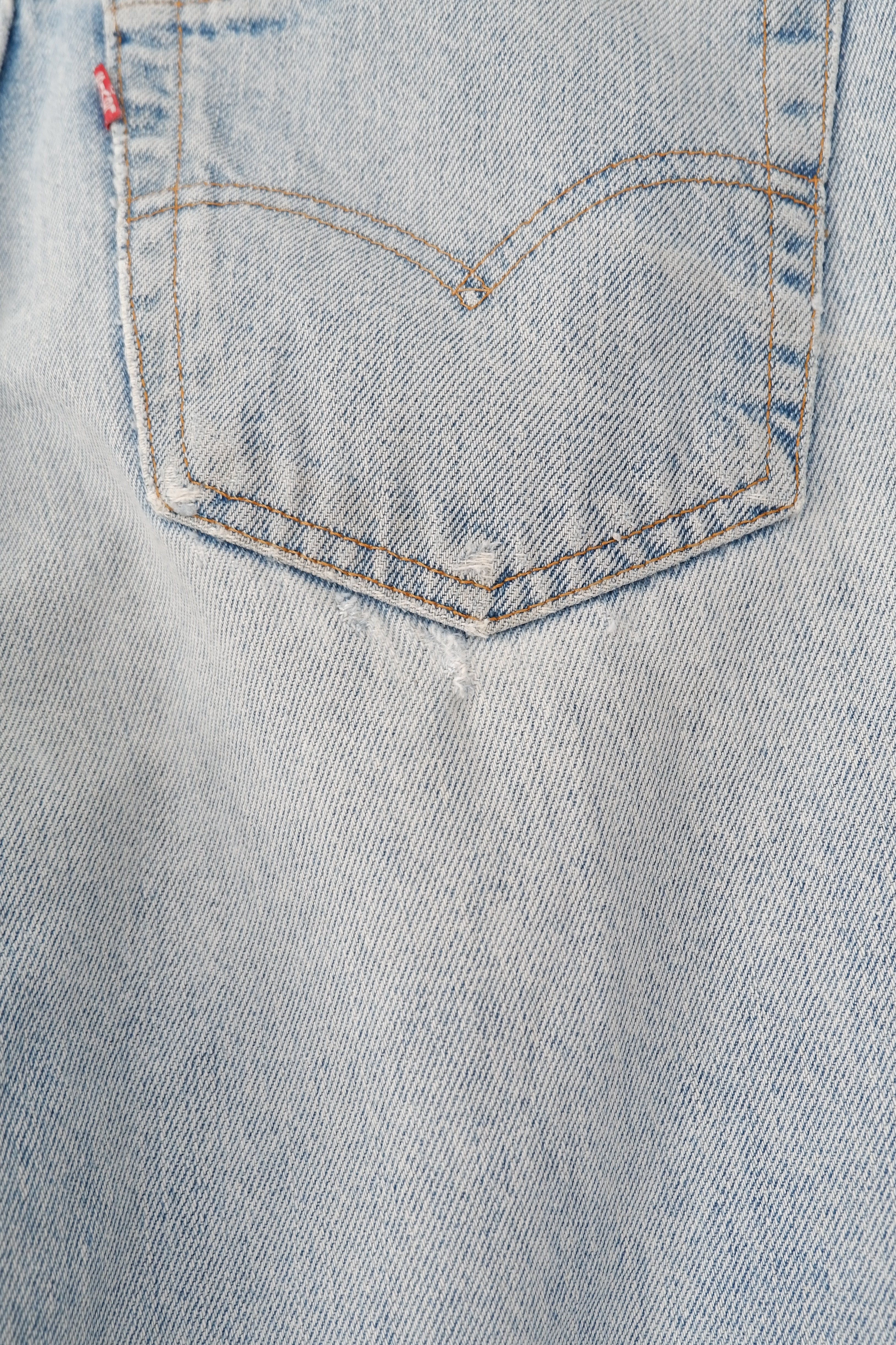 Levis Vintage 550 Light Wash Relaxed Fit Tapered Leg Jeans - 33