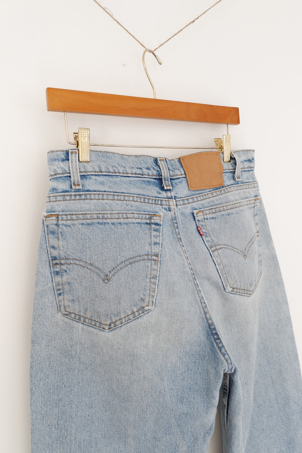 Levis Vintage 550 Light Wash Relaxed Fit Tapered Leg Jeans - 33