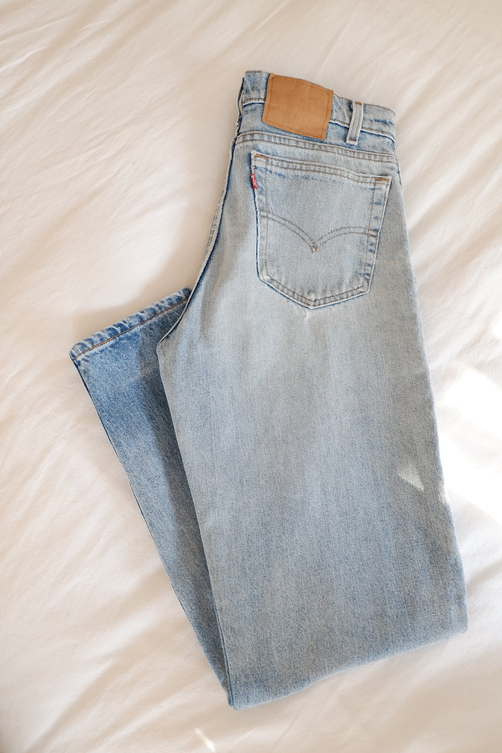 Levis Vintage 550 Light Wash Relaxed Fit Tapered Leg Jeans - 33