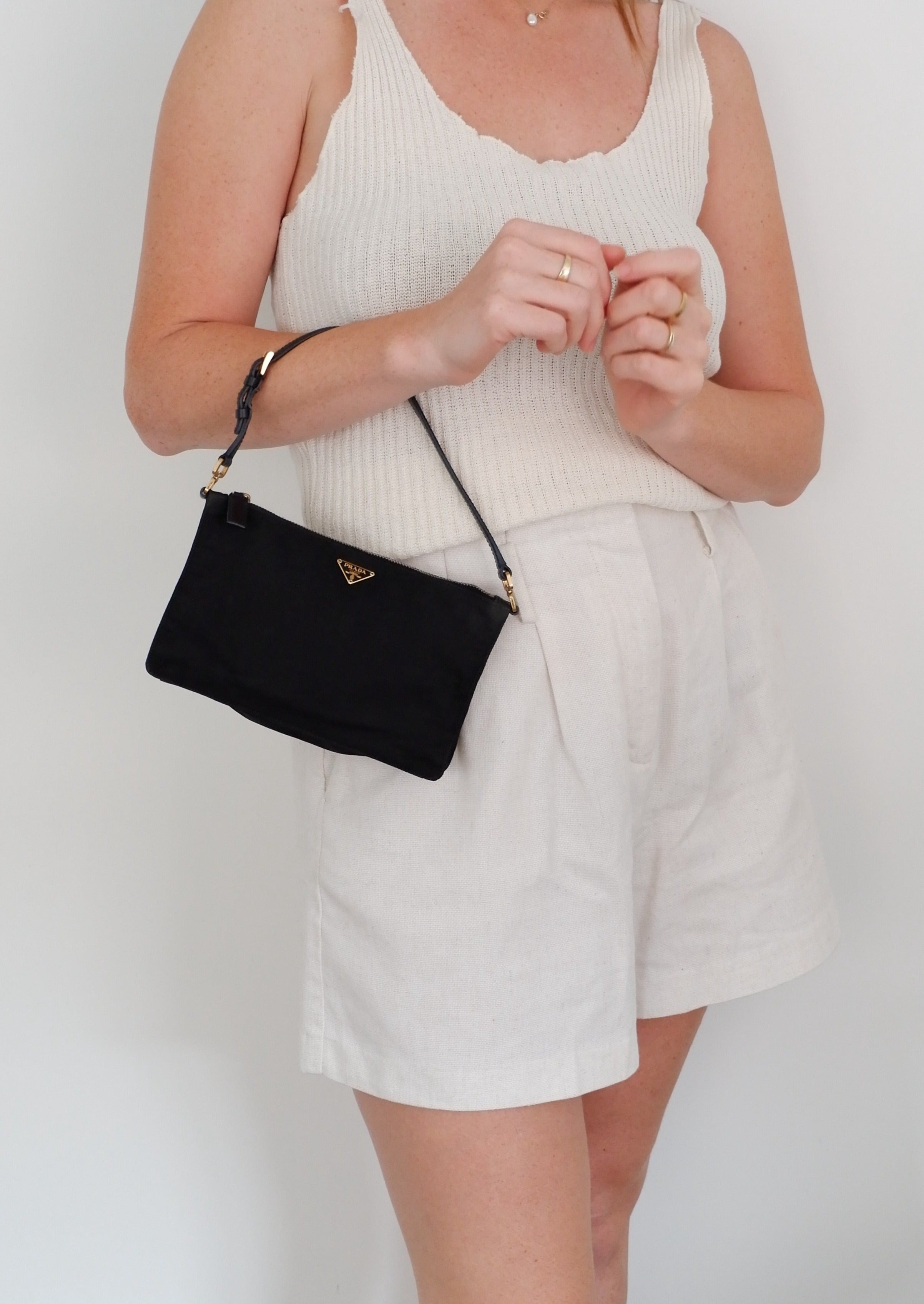 Authentique sac à bandoulière micro pochette Prada en nylon noir d'occasion