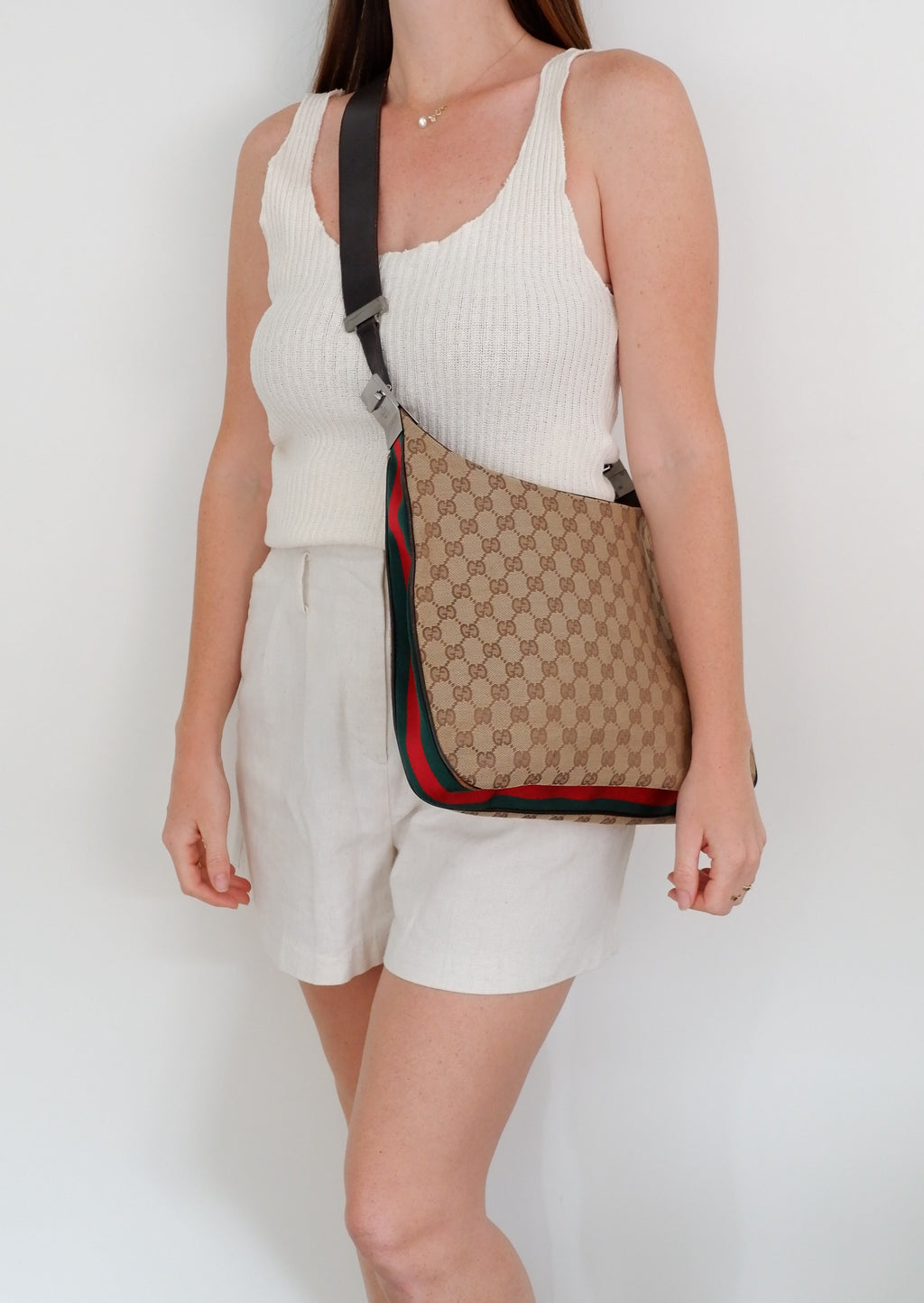 Authentique sac bandoulière Gucci d'occasion avec imprimé GG et bande Web