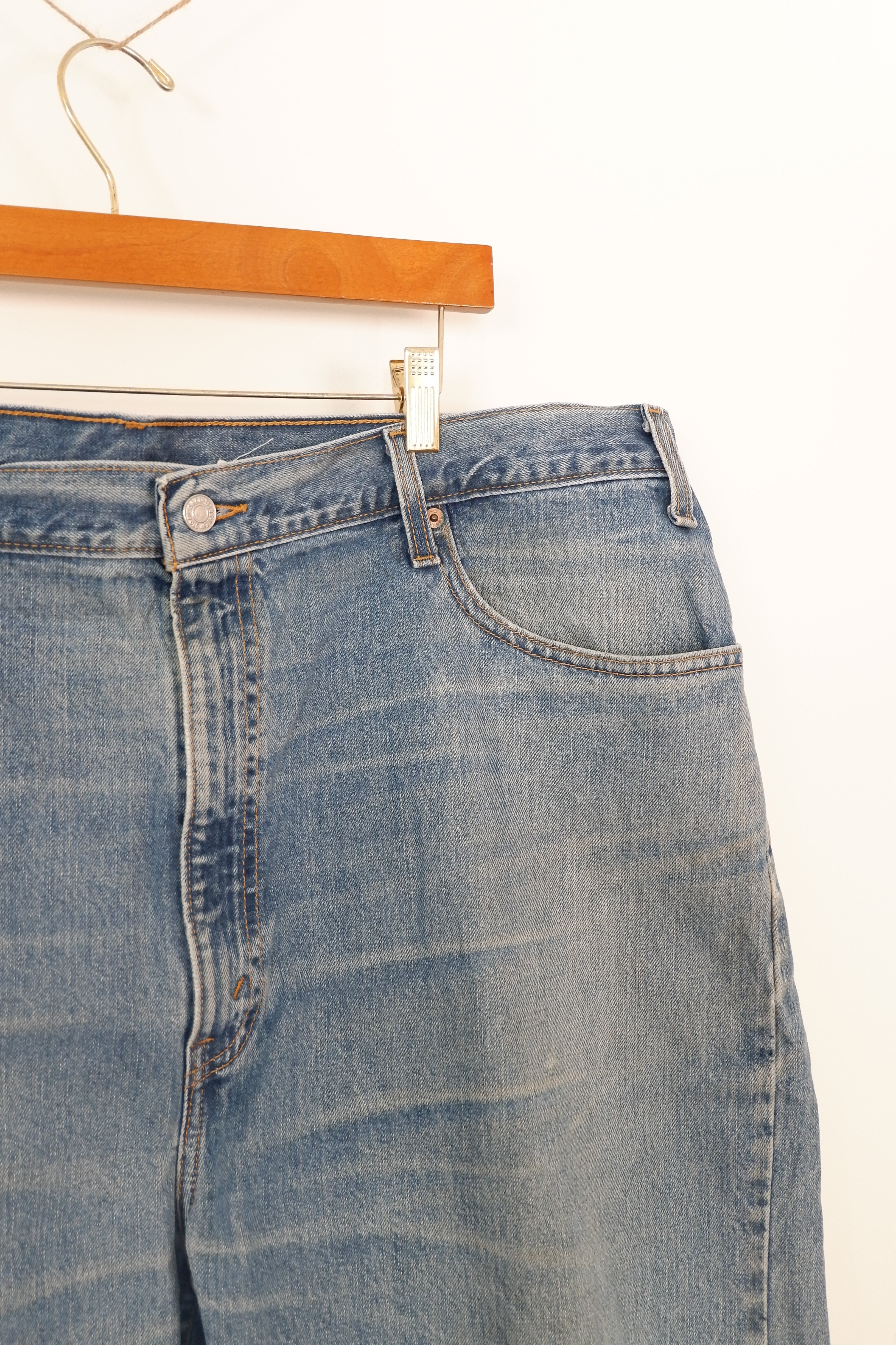 Levis 505 Medium Wash Regular Fit Jeans - 42 in