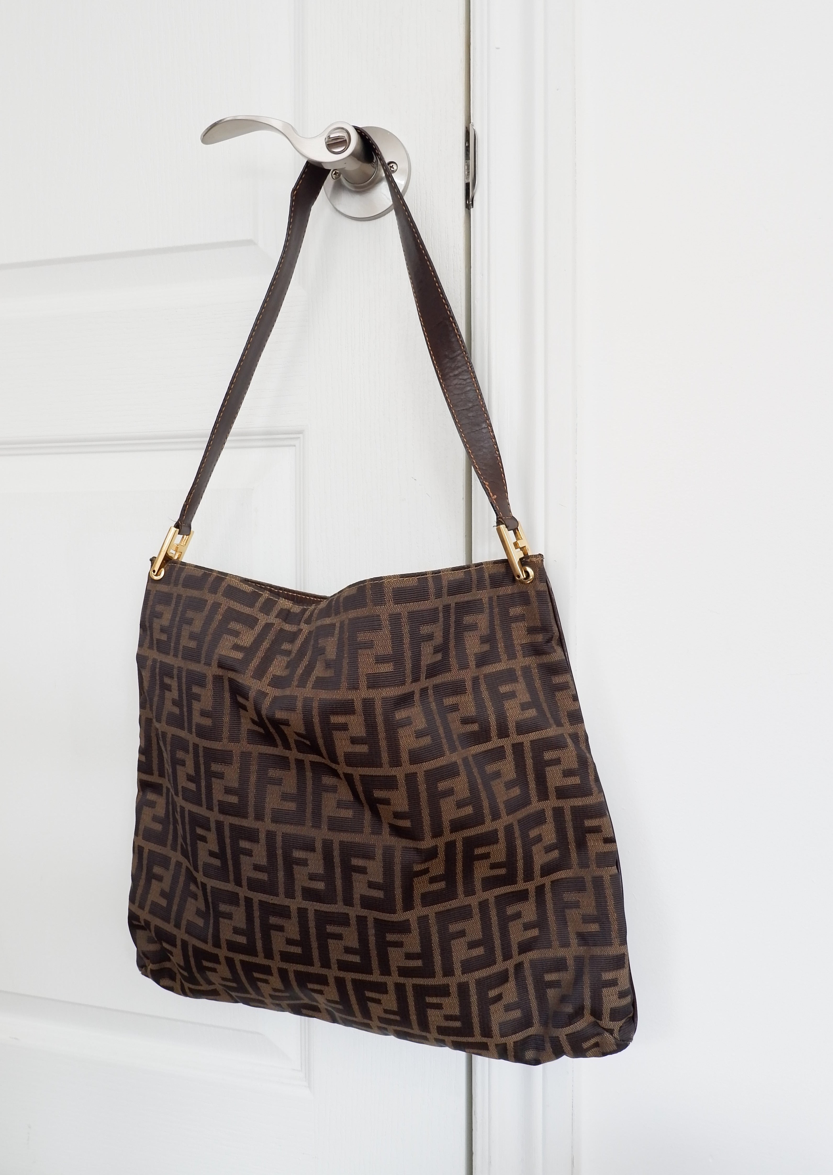 Sac porté épaule vintage grand format Fendi Zucca authentique d'occasion