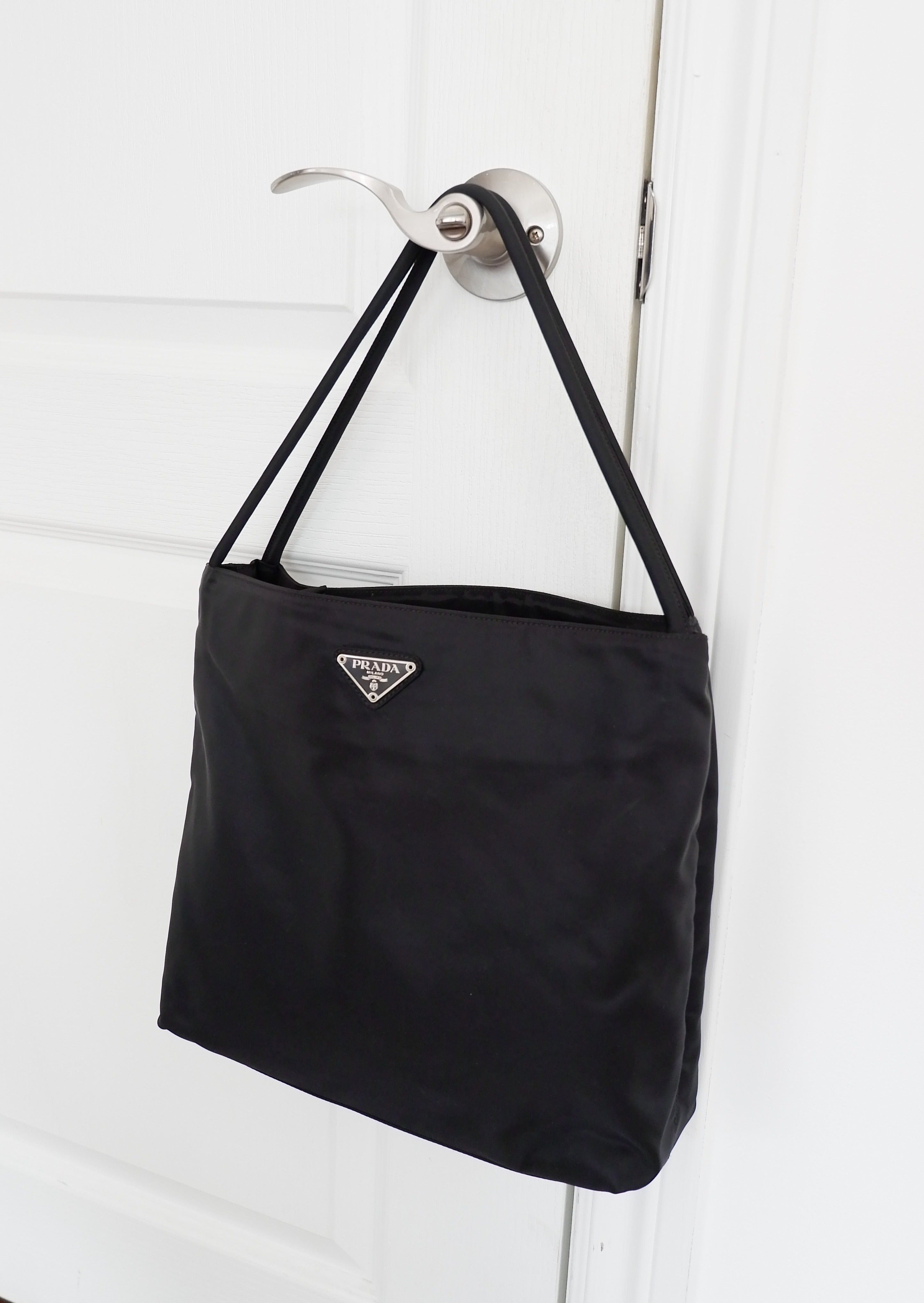 Authentique sac à bandoulière Prada en nylon noir d'occasion