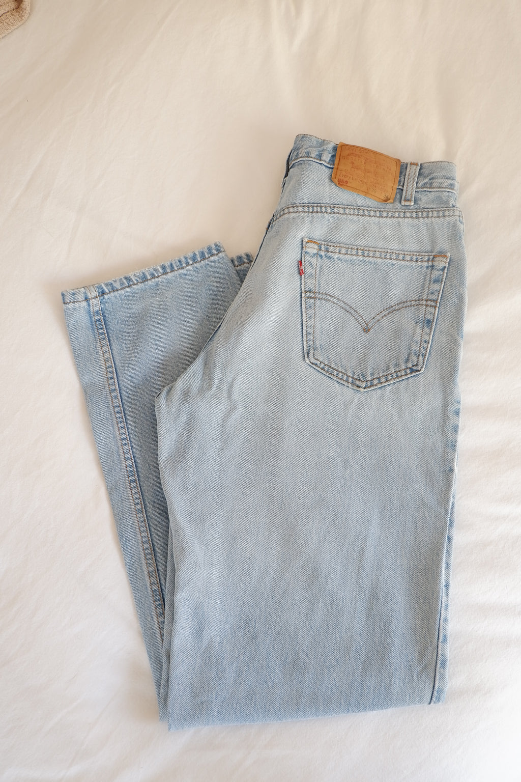 Levis Vintage 550 Relaxed Fit Light Wash Jeans - 36