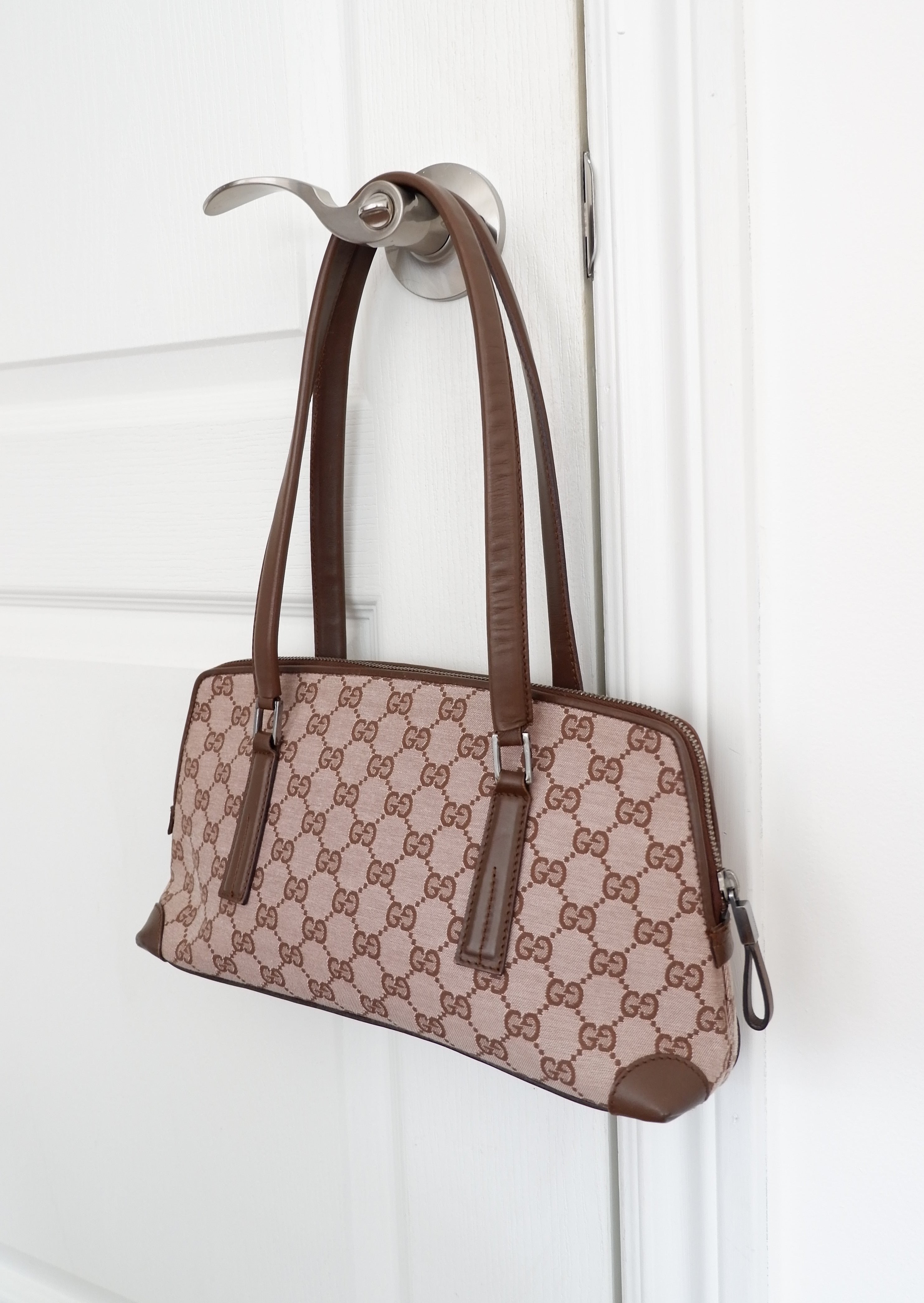 Authentique sac porté épaule Gucci d'occasion en toile marron imprimé GG