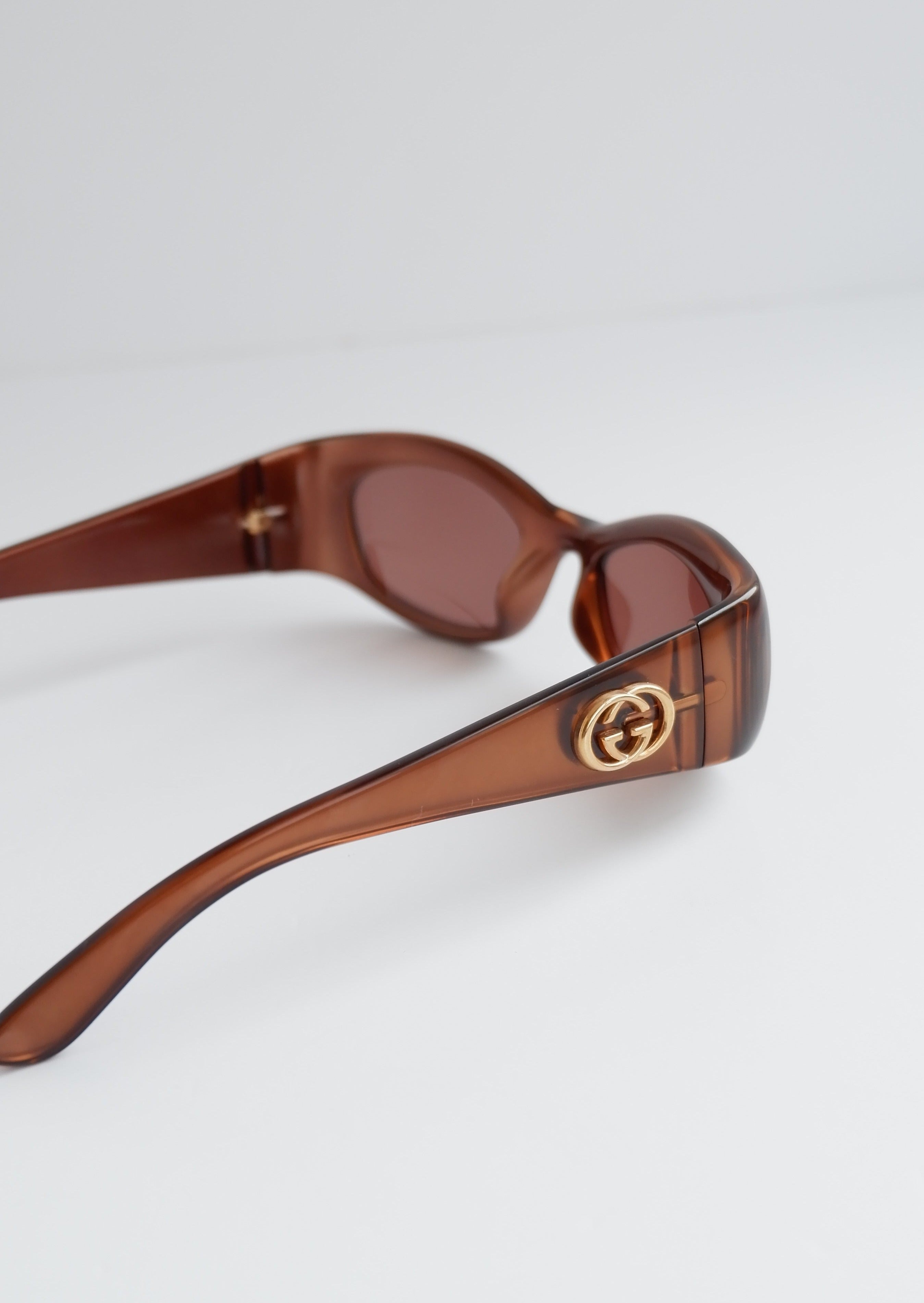 Authentiques lunettes de soleil Gucci d'occasion marron avec logo GG et monture carrée
