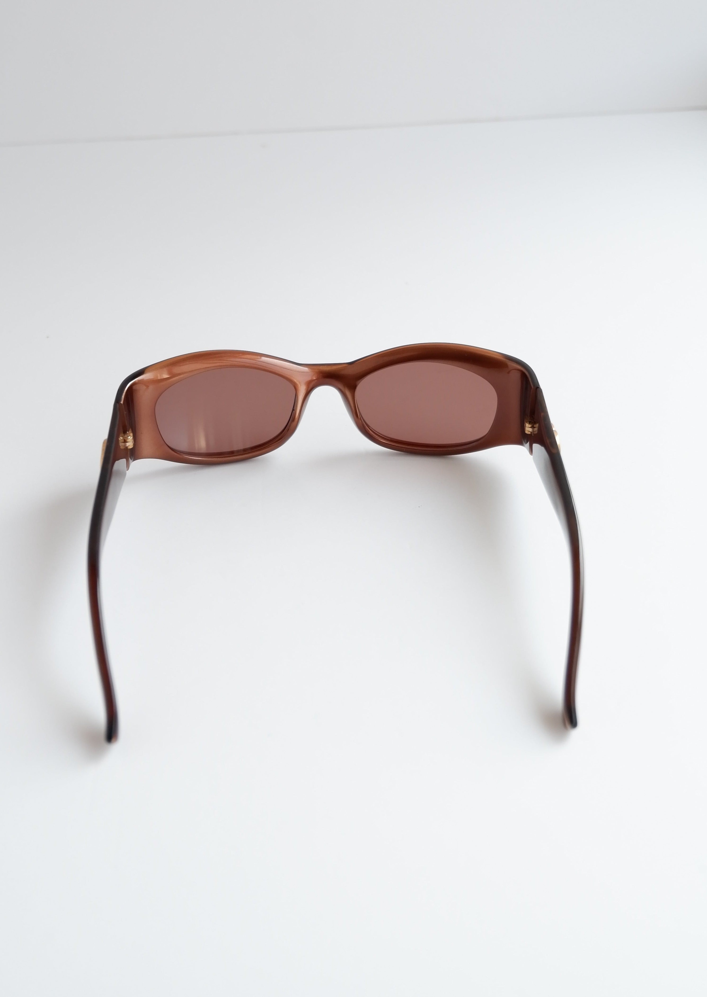 Authentiques lunettes de soleil Gucci d'occasion marron avec logo GG et monture carrée