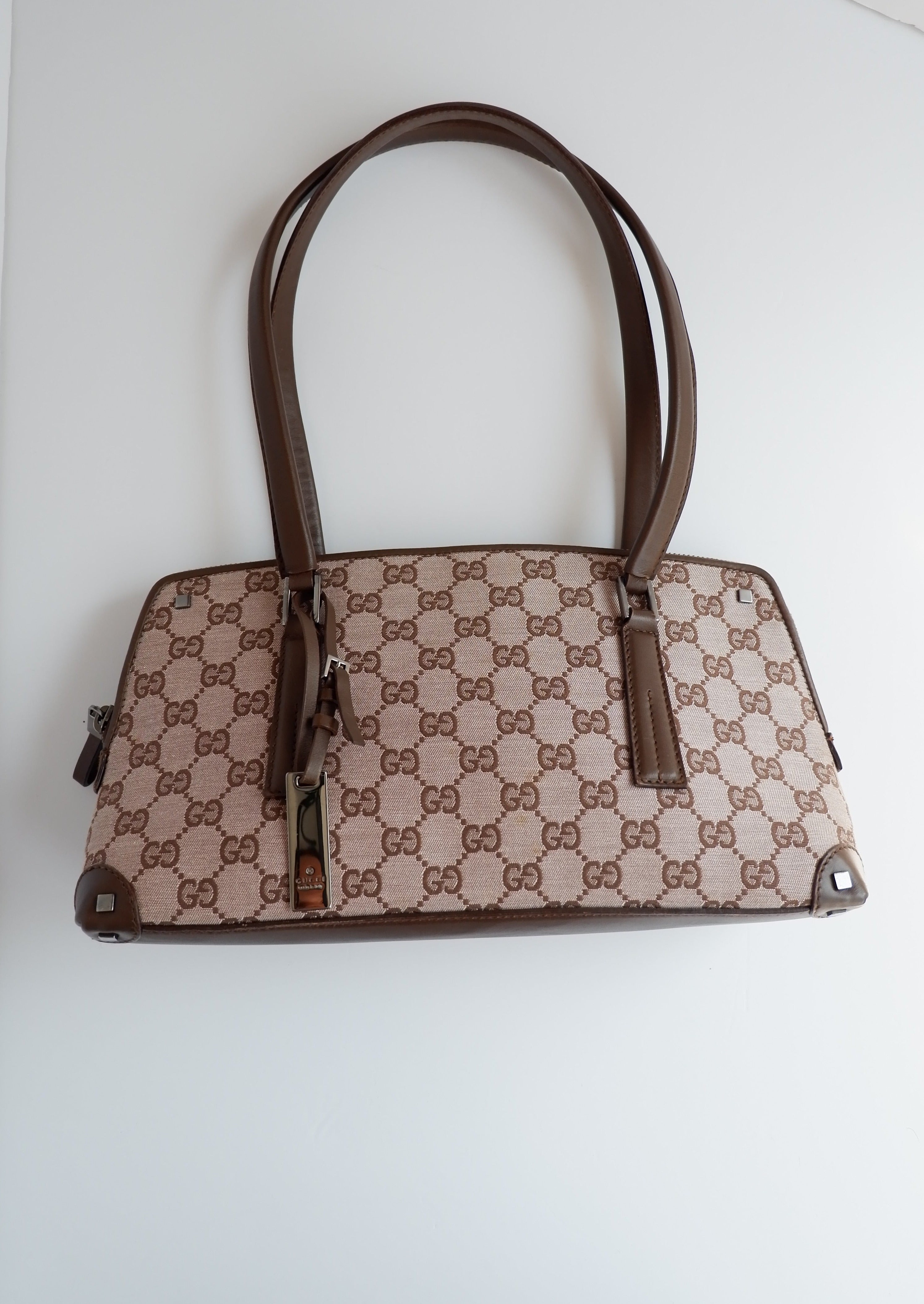 Authentique sac porté épaule Gucci d'occasion en toile marron imprimé GG