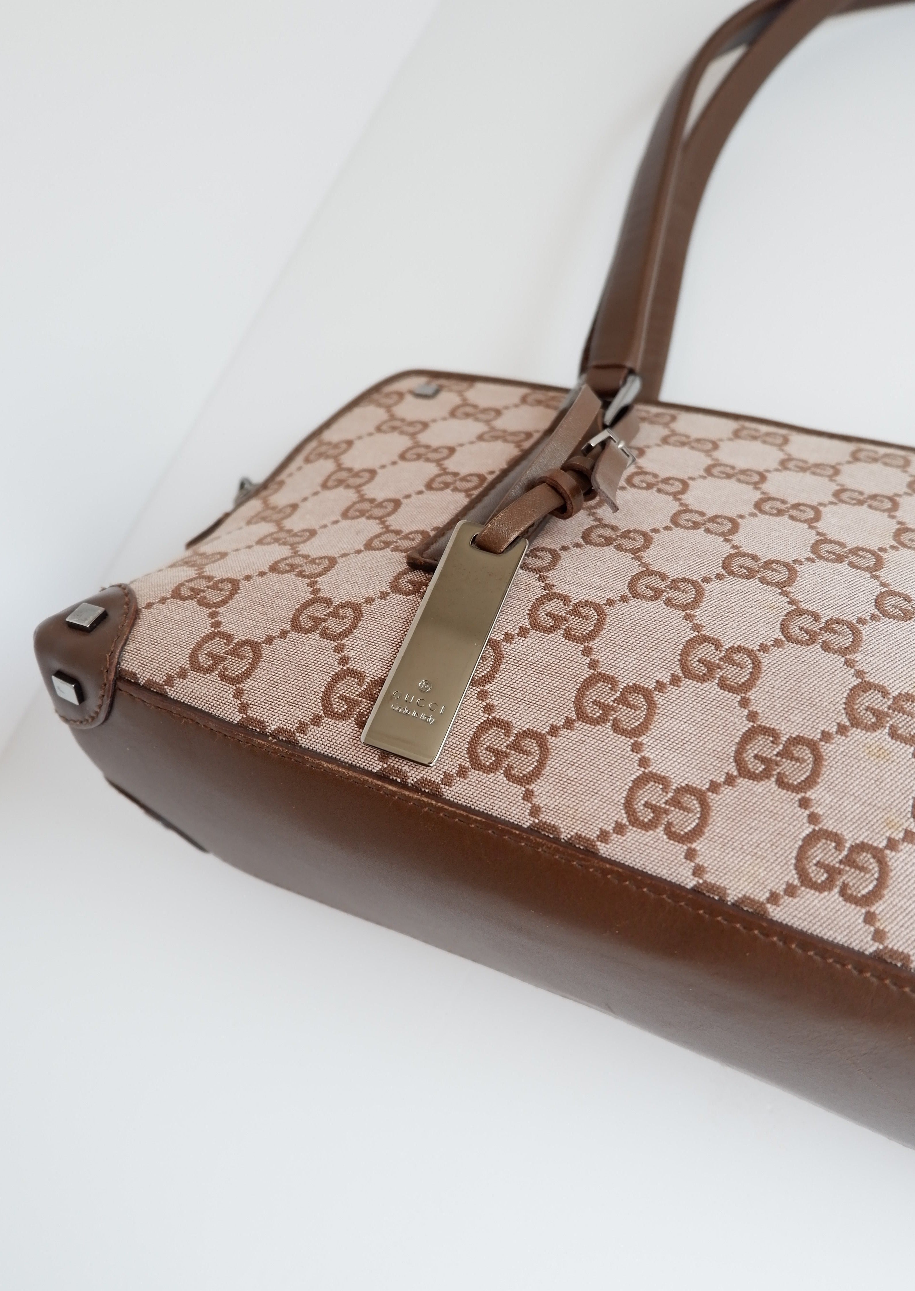 Authentique sac porté épaule Gucci d'occasion en toile marron imprimé GG