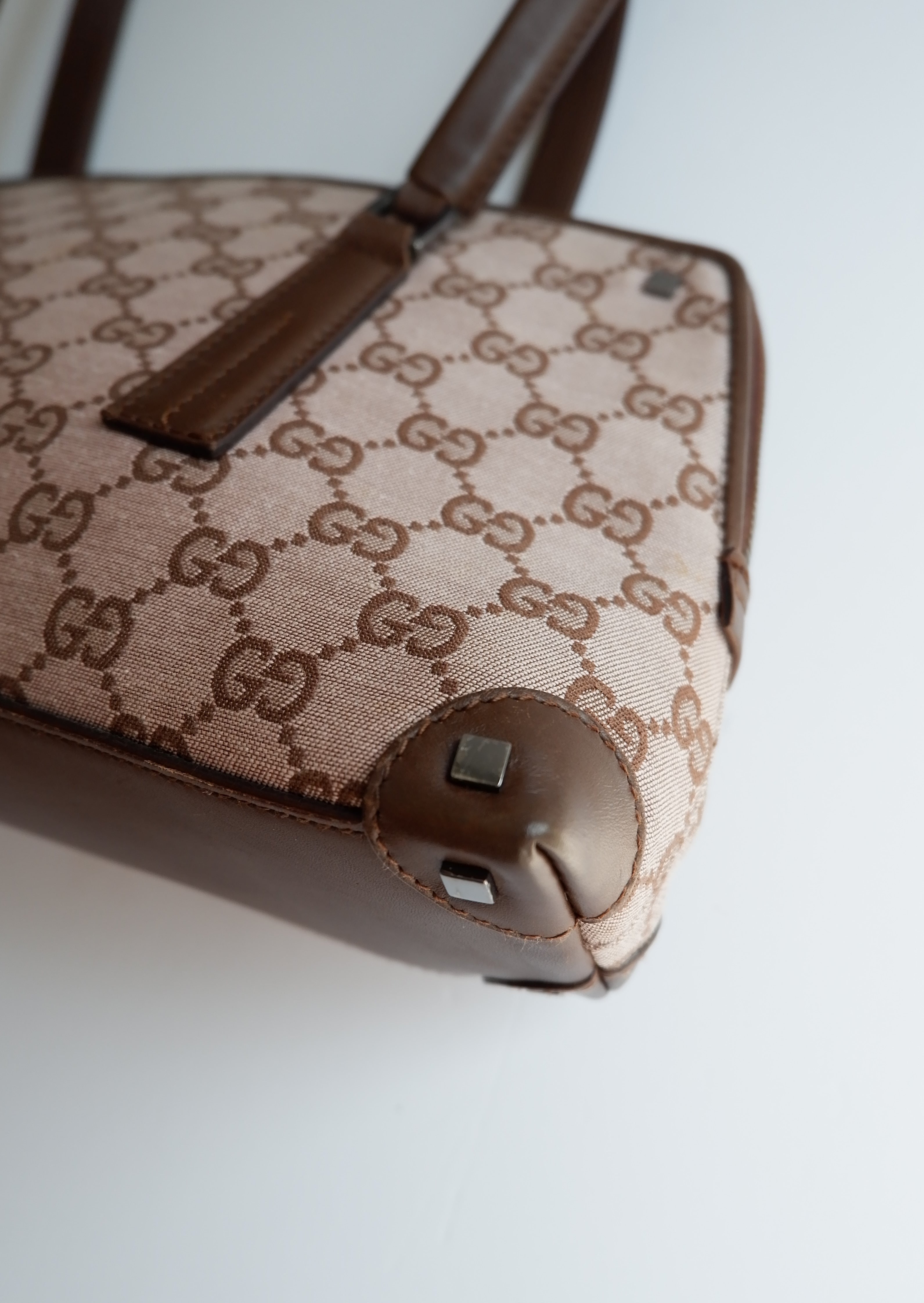 Authentique sac porté épaule Gucci d'occasion en toile marron imprimé GG