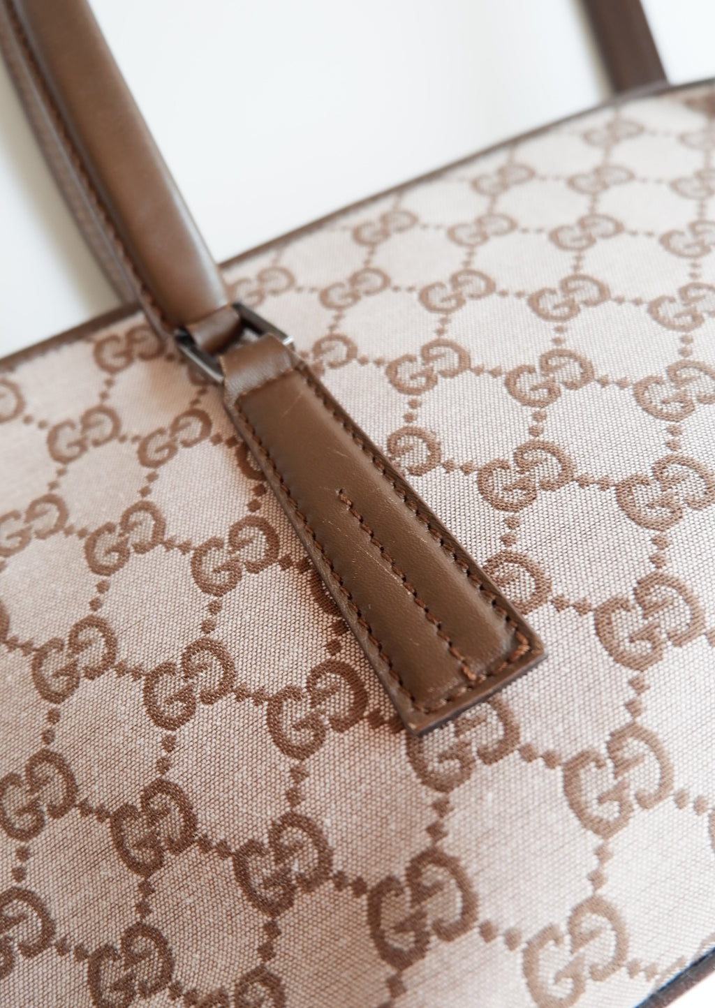 Authentique sac porté épaule Gucci d'occasion en toile marron imprimé GG